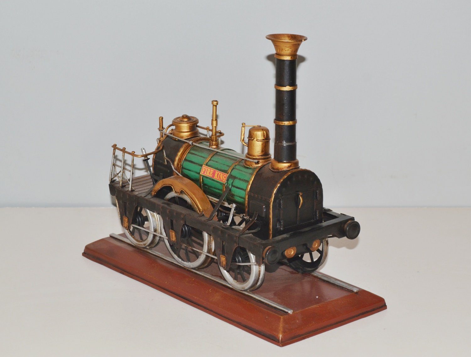 JS GartenDeko Modelleisenbahn-Figur Dampflok Oldtimer Dampflokomotive Fire King Modell L 30 cm