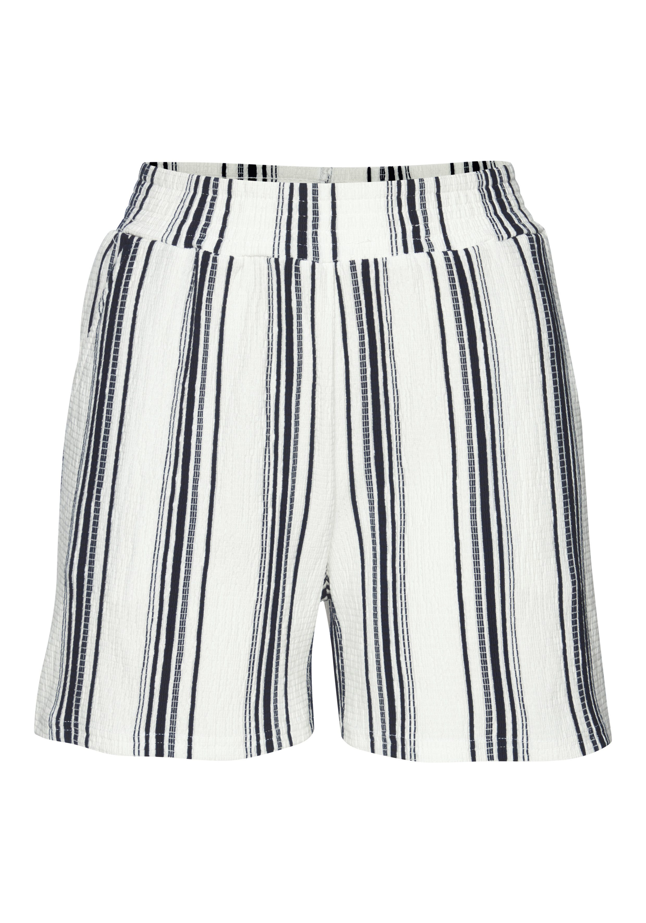 LASCANA Shorts aus luftiger Crepeware strukturierte Ware, sommerlicher Shorts mit Streifen, Sommerhose. € 29,99