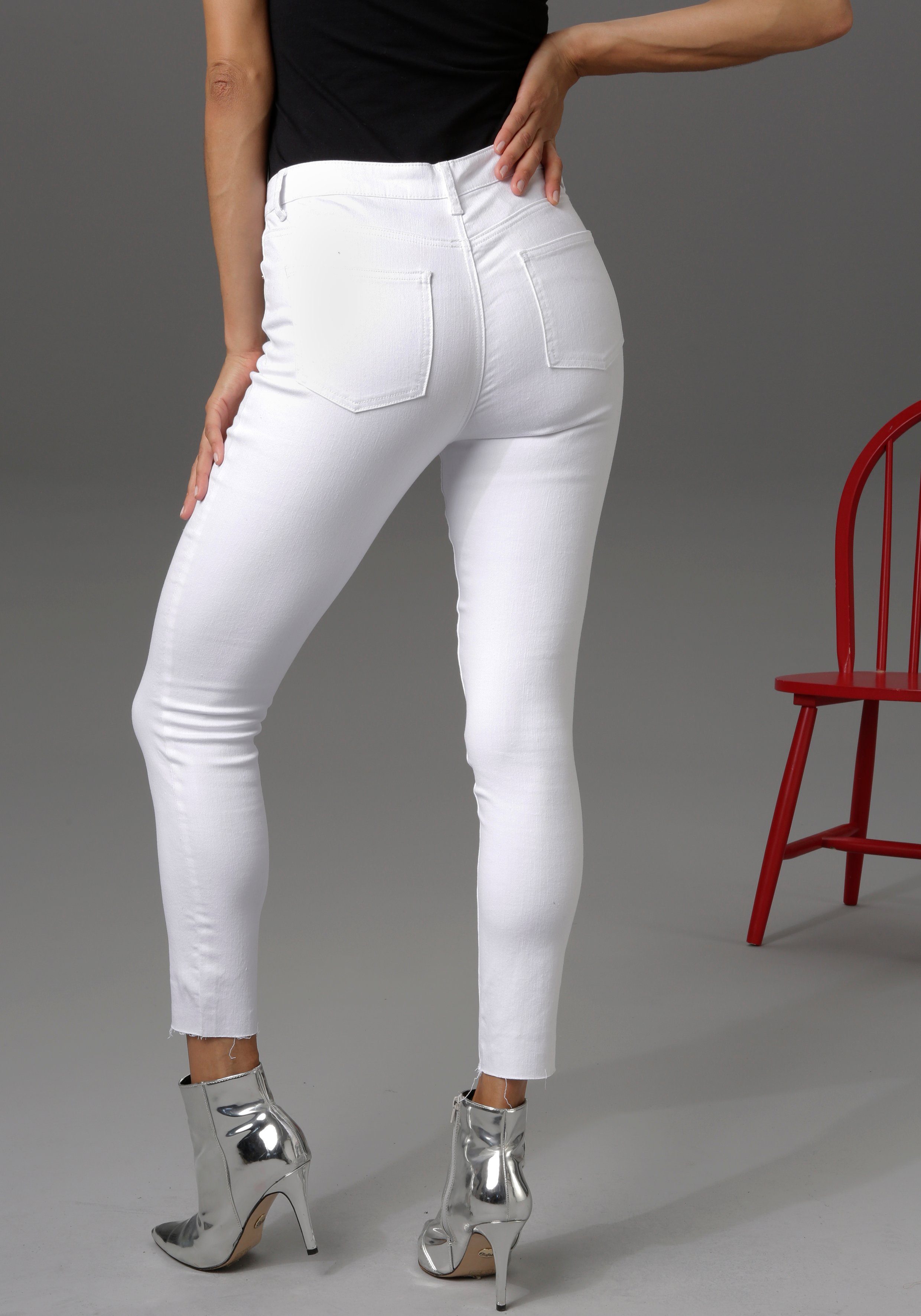 Skinny-fit-Jeans mit regular waist Beinabschluss white ausgefransten Aniston - CASUAL