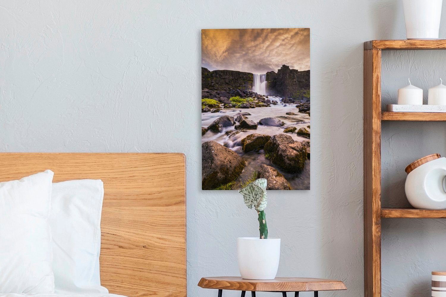OneMillionCanvasses® Leinwandbild Þingvellir-Nationalpark in, St), einem im Bunte (1 Zackenaufhänger, cm über Gemälde, bespannt Wasserfall Wolken inkl. fertig Leinwandbild 20x30