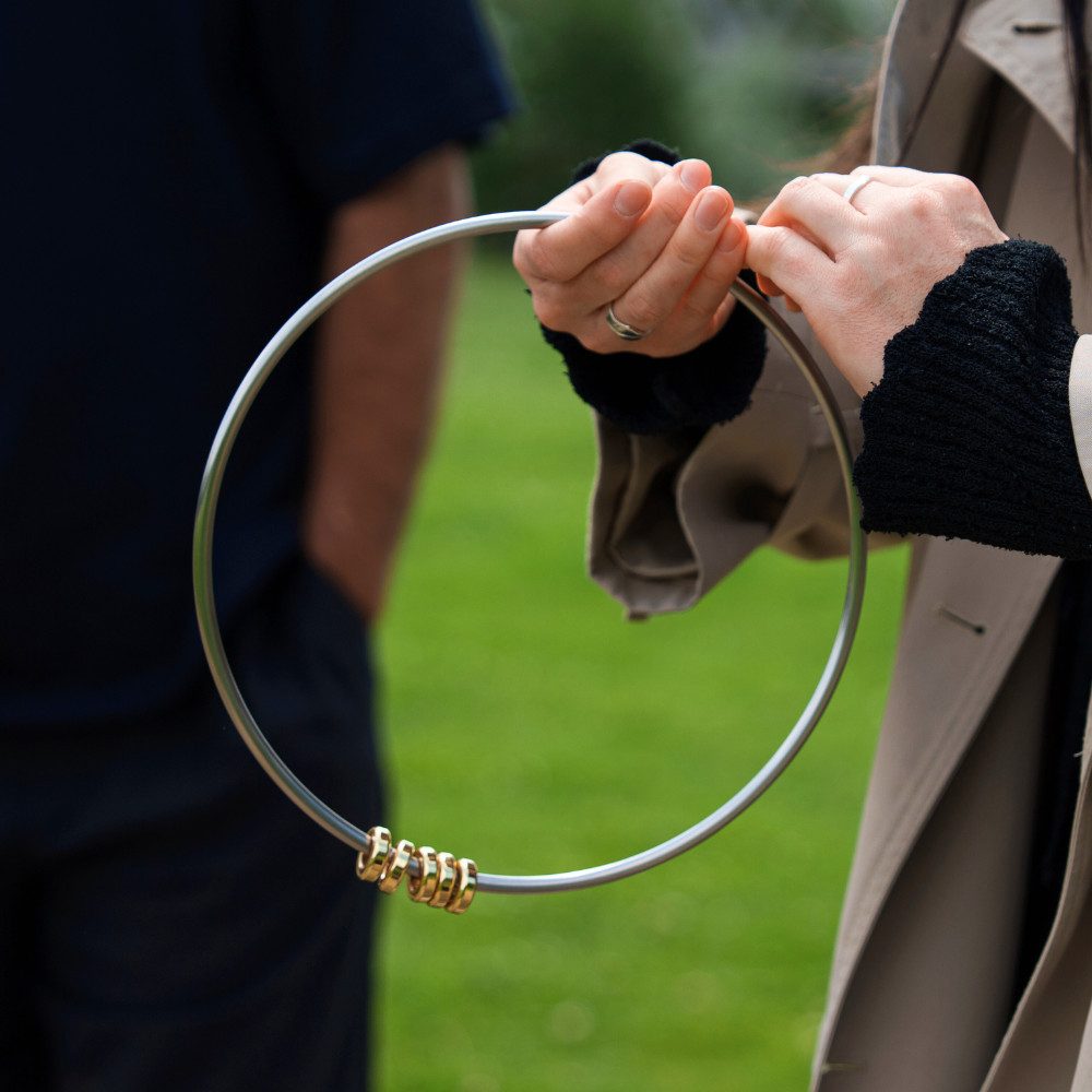 ideen.kollektiv Lernspielzeug Teamring – Teambuilding-Spiel & Teamübung für Kommunikation (Vertrauen & Geschicklichkeit, Buzz Ring für Workshops), Training & Teamentwicklung in Gruppen, Jugendarbeit & Unternehmen