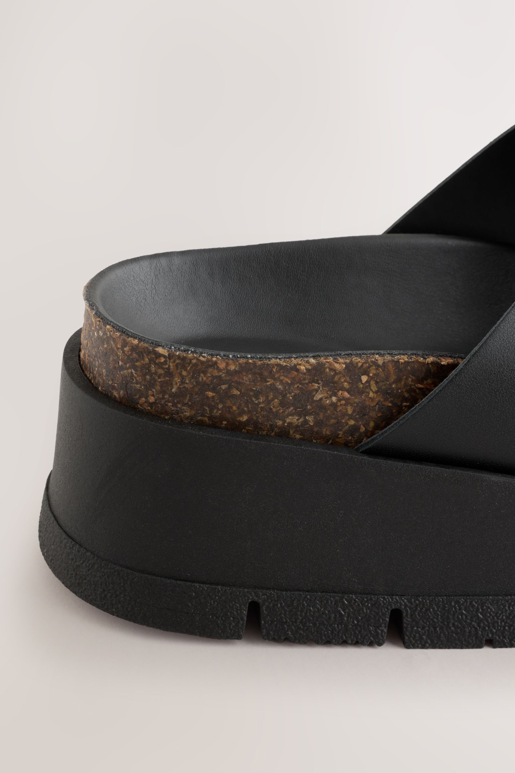 Next Markante Pantoletten aus Leder mit T-Zehensteg Pantolette – Bild 5 von 5