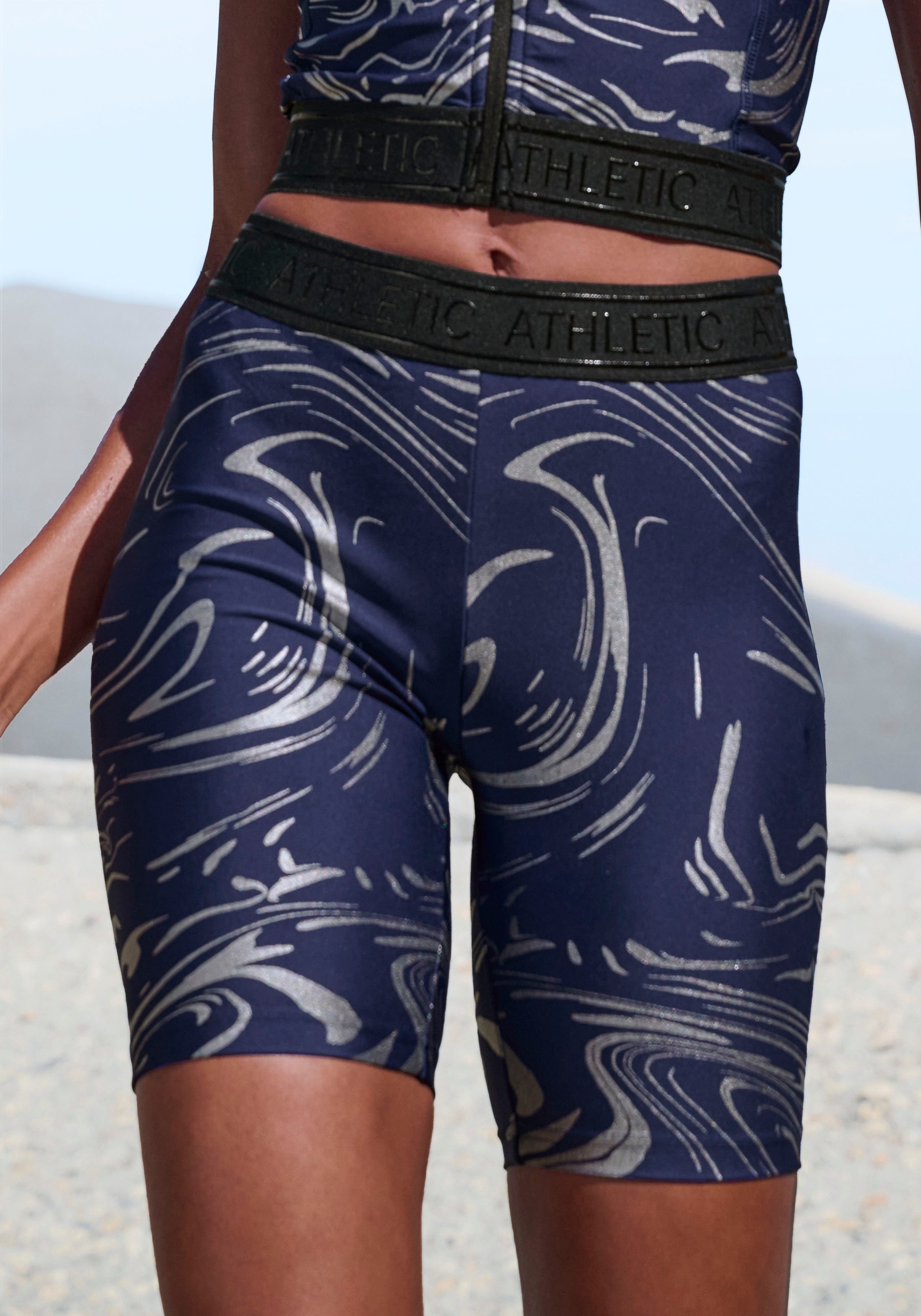 LASCANA ACTIVE Funktionsshorts mit glänzendem 3D Schriftzug auf dem Bund
