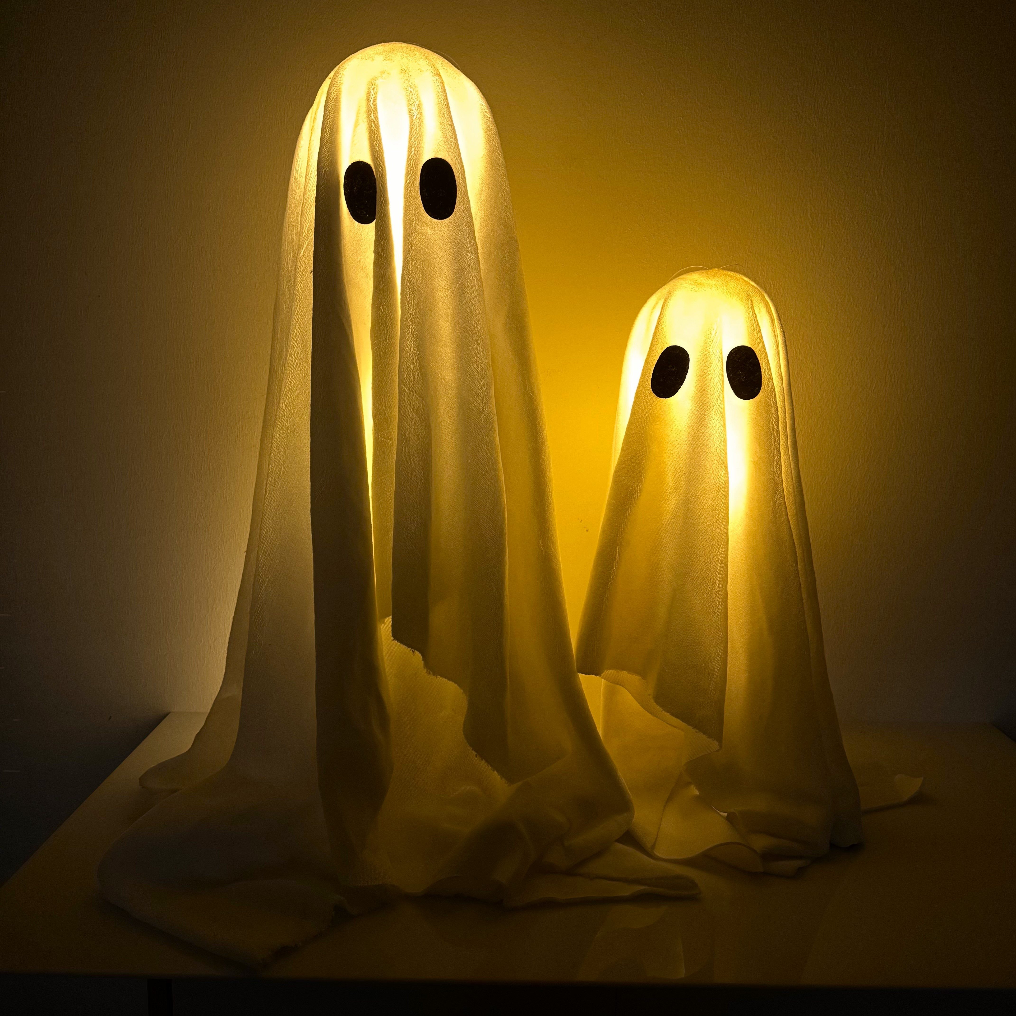 Online-Fuchs Dekofigur 2 Geister mit LED-Beleuchtung & Timer - Halloween Deko innen (Blickfang im Eingangsbereich, warmweiße Beleuchtung), schaurig süße Geister mit LED-Lichterkette bestückt