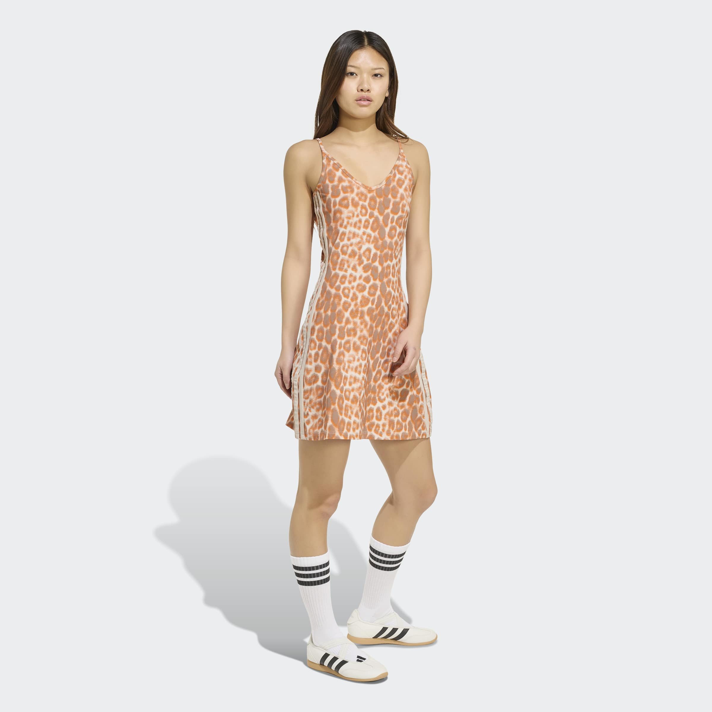 adidas Sportswear Shirtkleid SEASONAL ESSENTIALS MIT LEOPARDENPRINT UND 3-STREIFEN