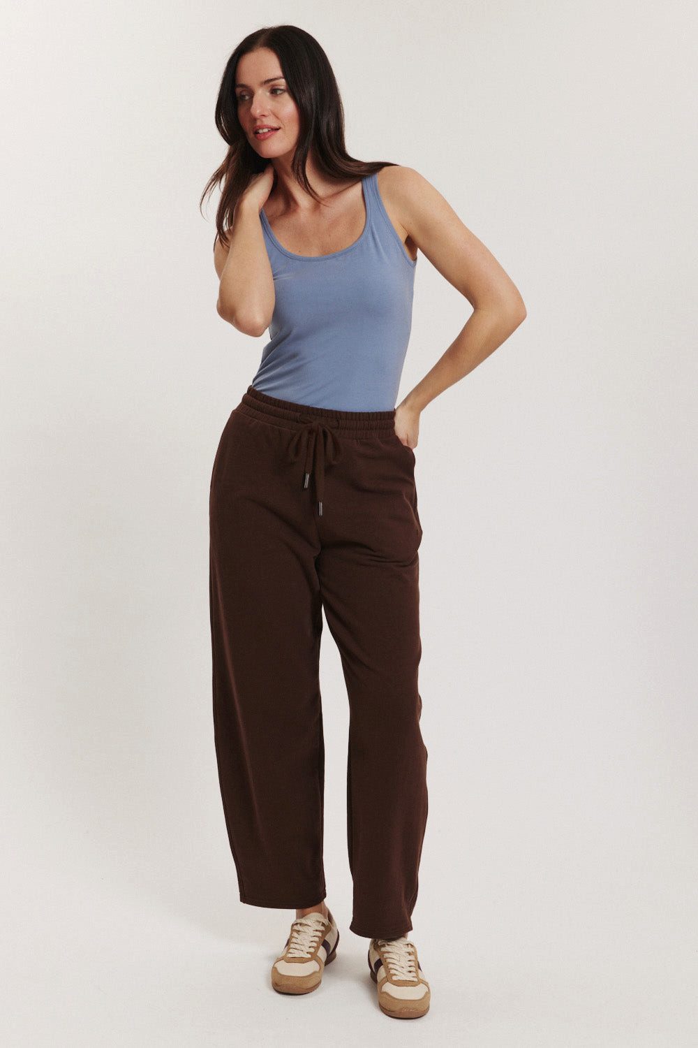 Tranquillo Jogginghose Damen Ziskaa softer Sandwash-Sweat Bio-Baumwolle elastischer Bund Barrel-Leg-Jogger mit Kordel für flexible Passform & Seitentaschen