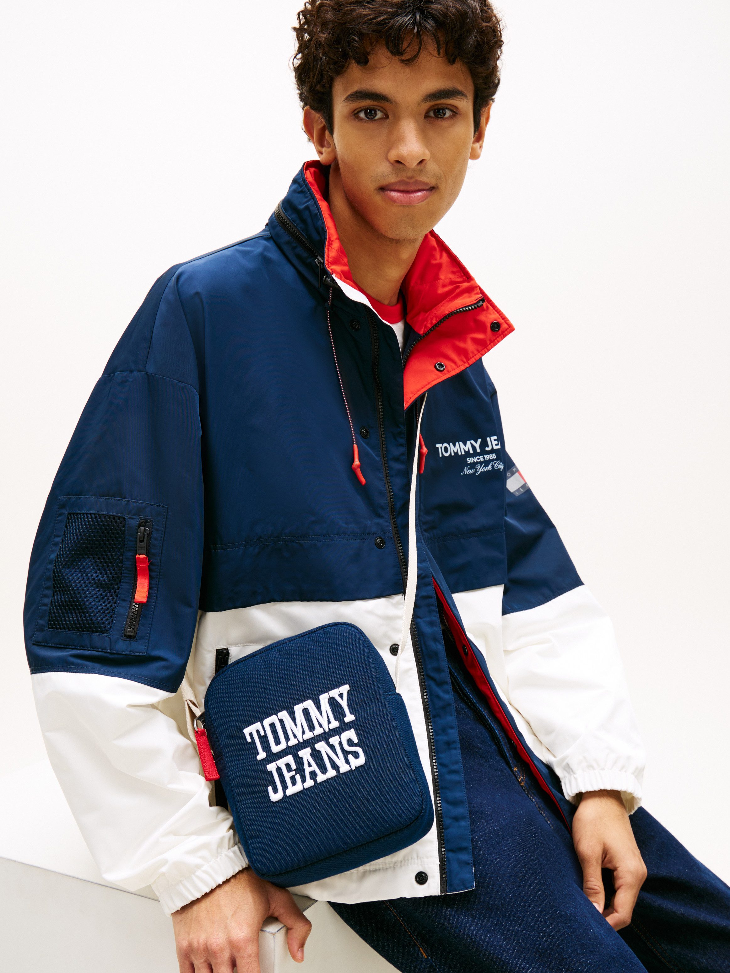 Tommy Jeans Umhängetasche TJM BOLD VARSITY REPORTER, Unisex Schultertasche, Mini-Bag, Cross-Body Bag mit Logoschriftzug