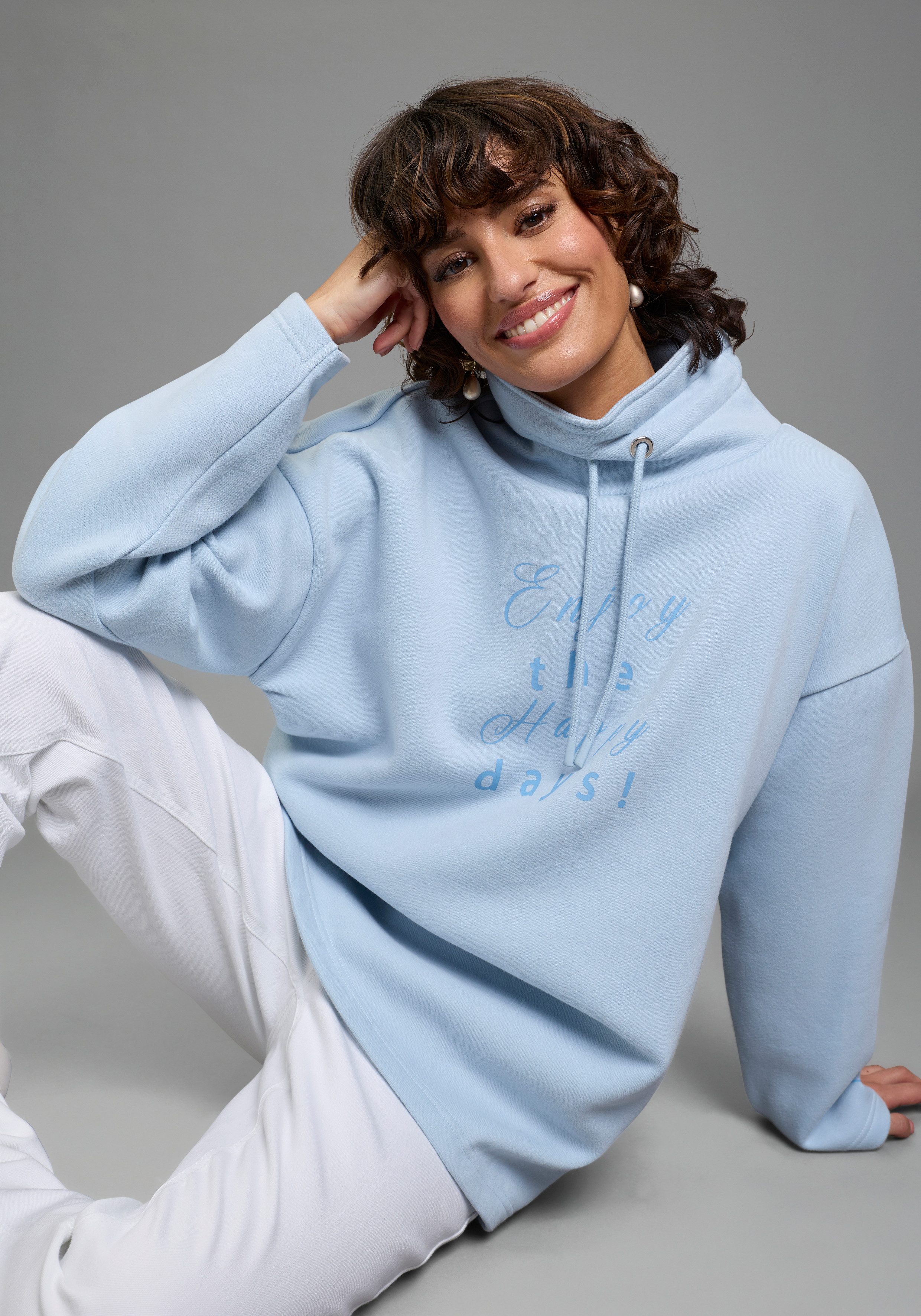 Laura Scott Longsweatshirt casual Stil, hoher Stehkragen mit Kordelzug, hüftbedeckende Länge. Reduzierter Preis € 31,99. Unverbindliche Preisempfehlung € 39,99, (€ 31,99 pro 1 Stk)