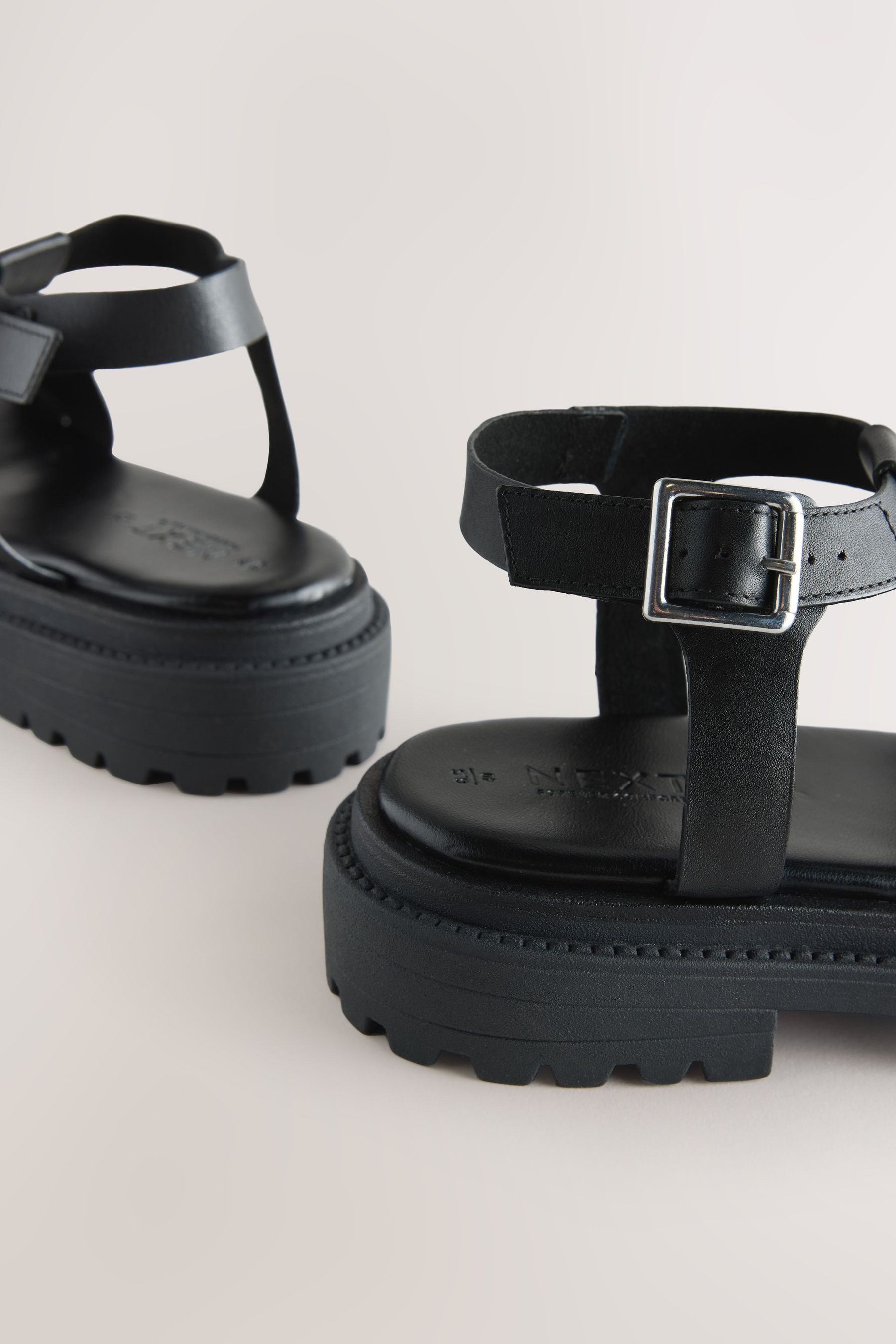 Next Breite Sandalen mit gekreuzten Riemen Keilsandalette (1-tlg) günstig online kaufen