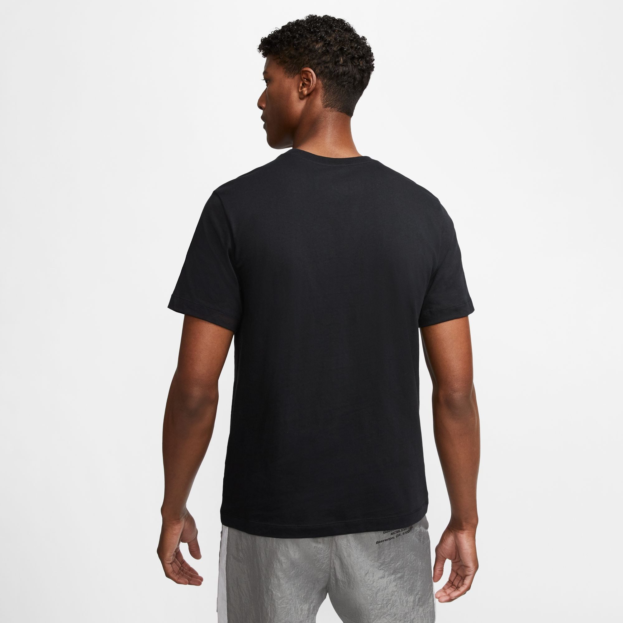 Nike Sportswear T-Shirt M NSW CLUB TEE mit Logostickerei auf der Brust, aus Jersey-Material, Regular Fit