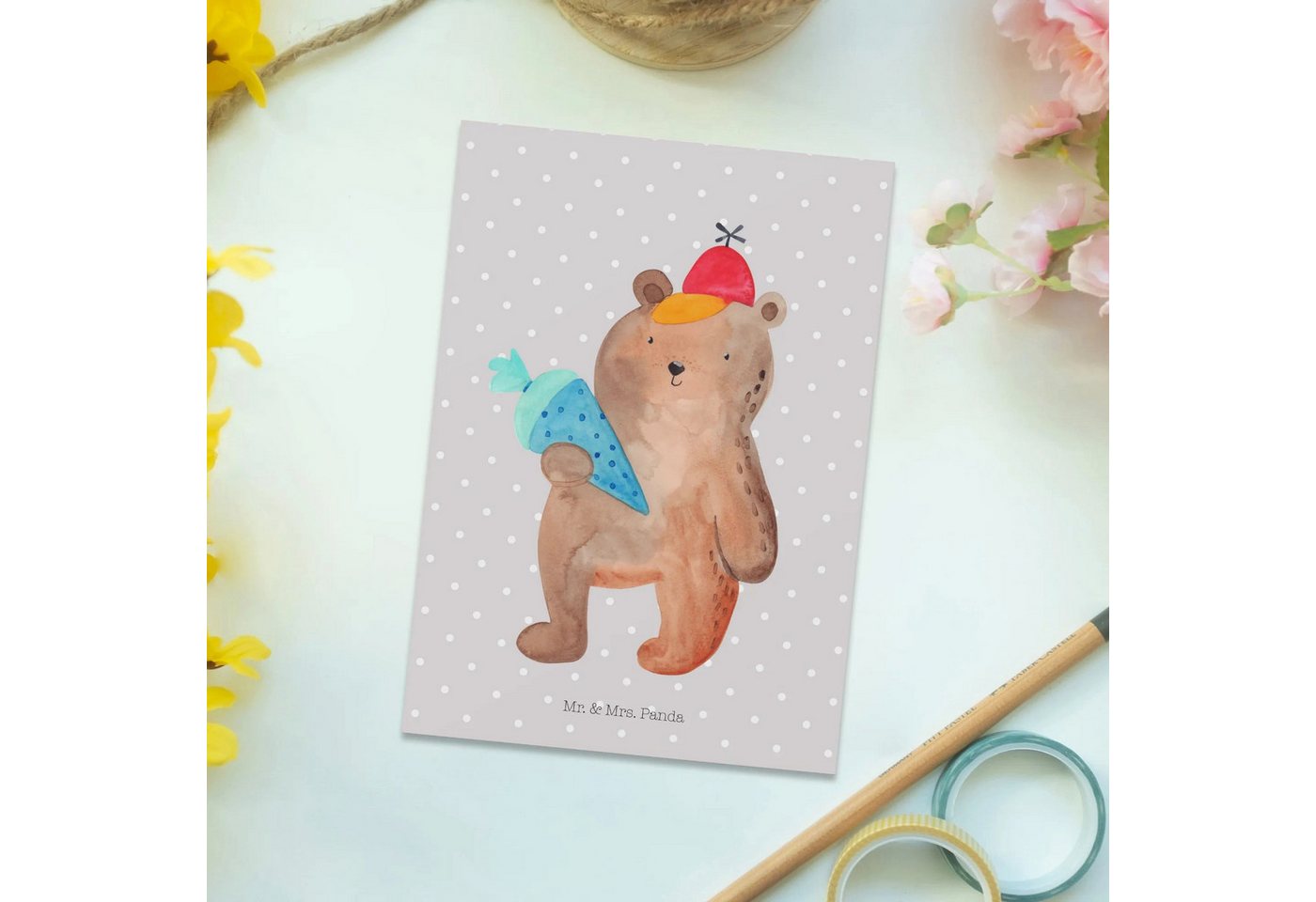 Thumbnail - Mr. & Mrs. Panda Postkarte Bär Schultüte - Grau Pastell - Geschenk, Teddy, Schule Geschenk, Dank, Lustige Sprüche