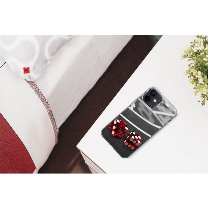 MuchoWow Handyhülle Ein Schwarz-Weiß-Foto von einem Pokertisch mit roten Würfeln Handyhülle Apple iPhone 12 Smartphone-Bumper Print Handy ZV11107