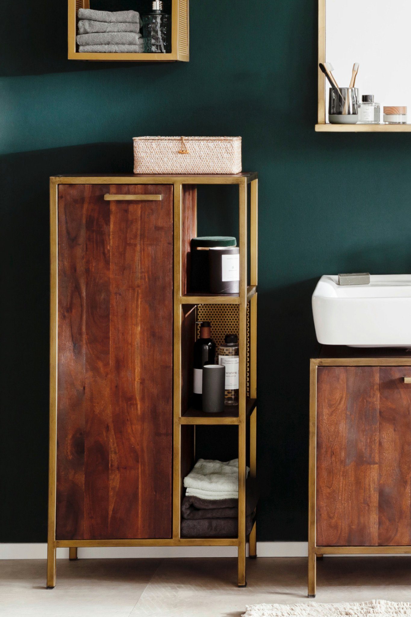 carla&marge Midischrank Golden Bath (Badschrank mit goldfarbenem Eisengestell und Rückwand aus Lochblech) Badezimmerschrank aus massivem Mangoholz in Dunkelbraun (52x108x32cm)