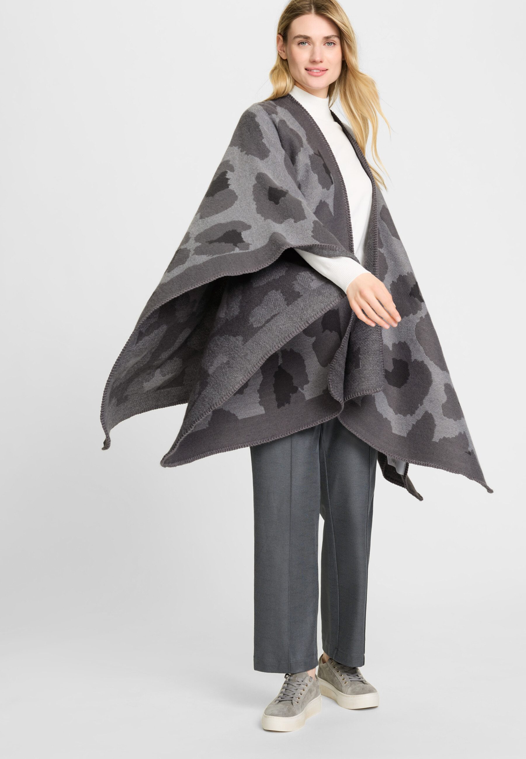 Olsen Strickcape Cape mit stilisiertem Leo-Muster