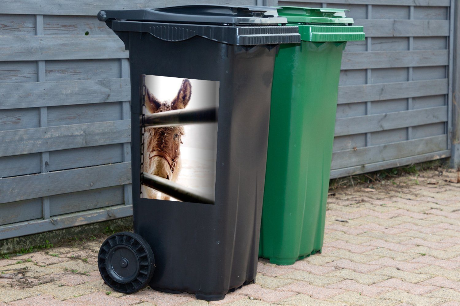 MuchoWow Wandsticker Esel im Schnee (1 Mülltonne, Abfalbehälter Sticker, hinter Mülleimer-aufkleber, Zaun St), Container