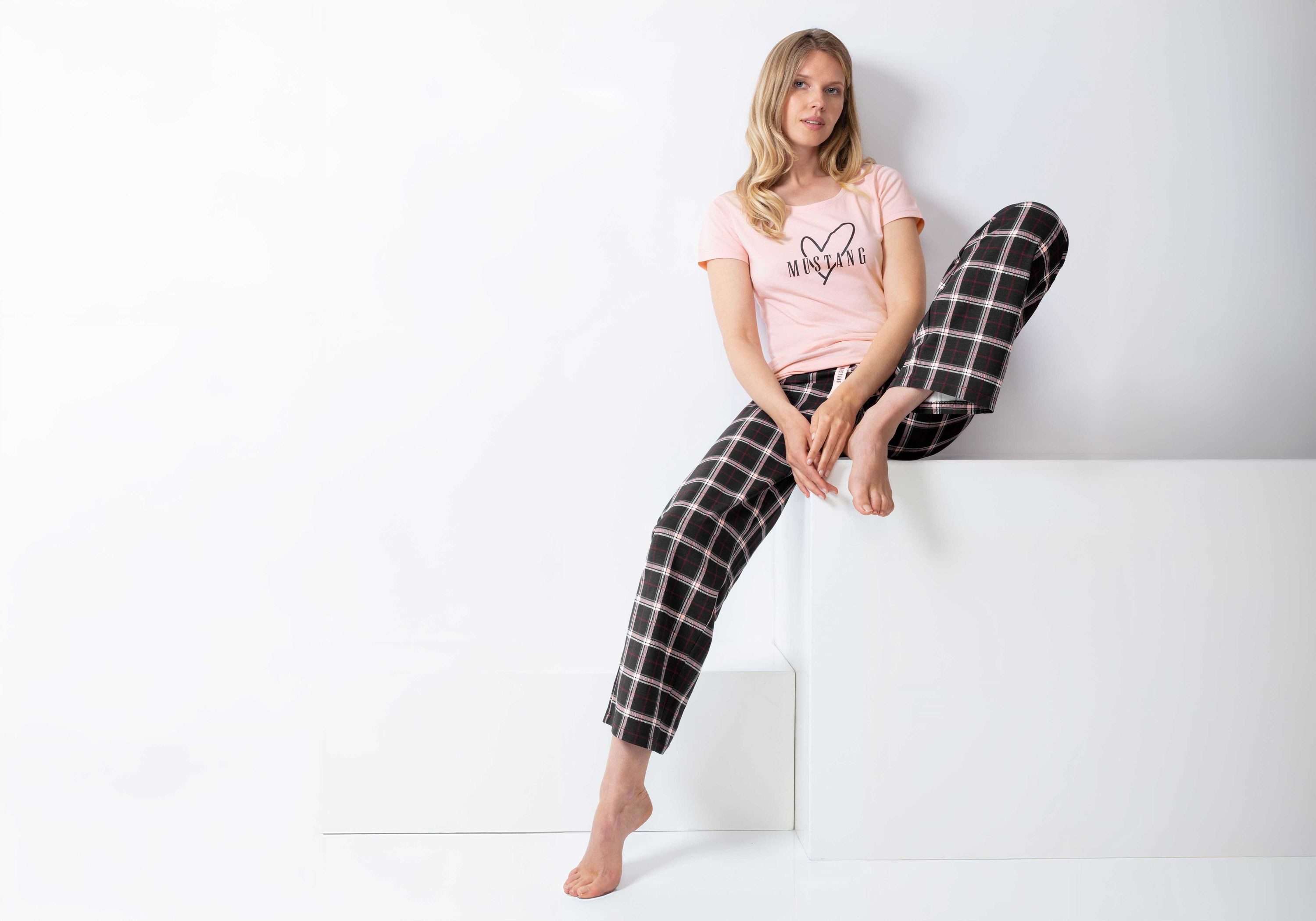 MUSTANG Schlafanzug (2 tlg) Oberteil einfarbig rose, Hose schwarz kariert