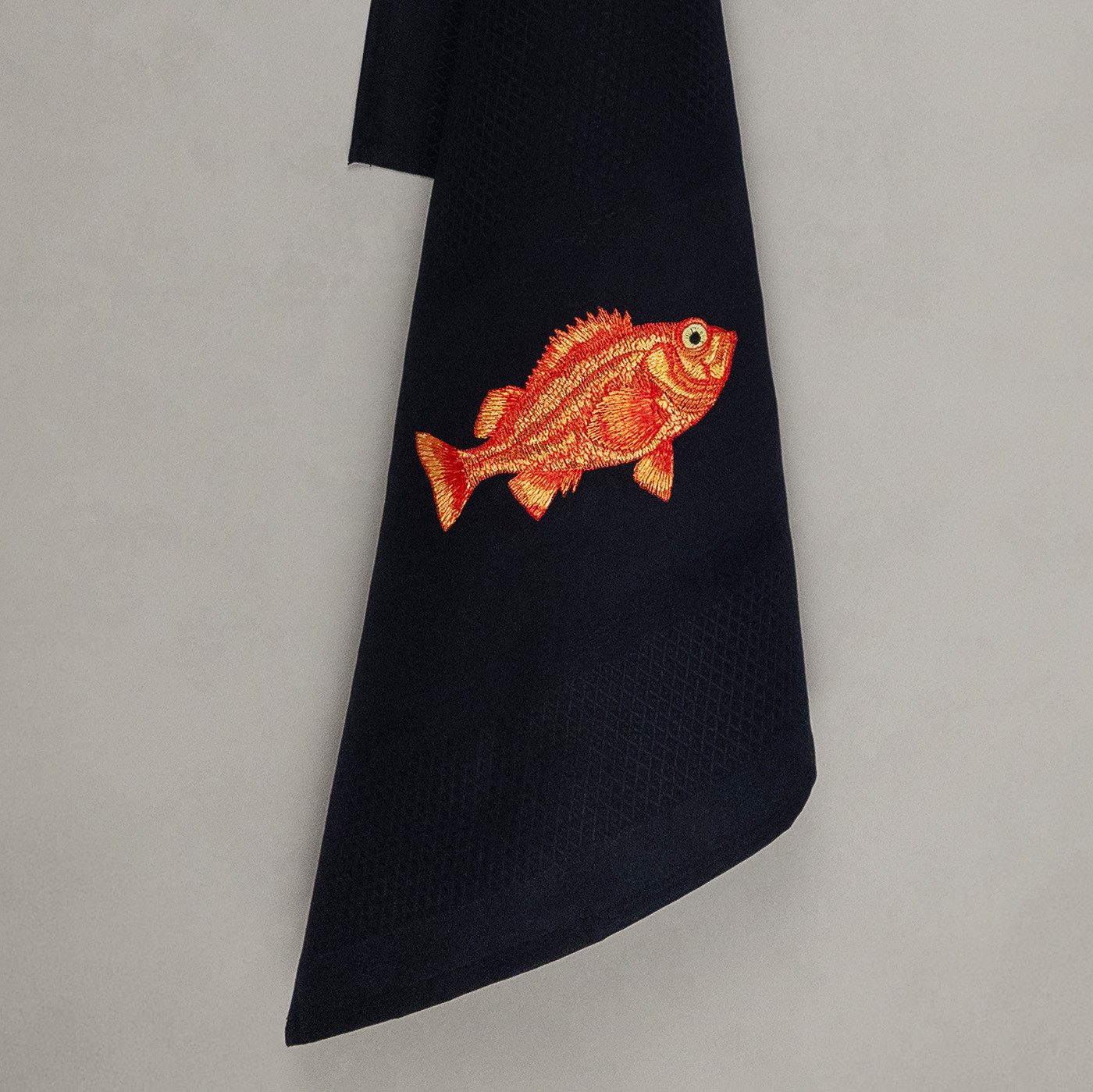 Vista Portuguese Geschirrtuch Rotbarsch mit exklusiver Stickerei, 100 % Baumwolle, schwarz