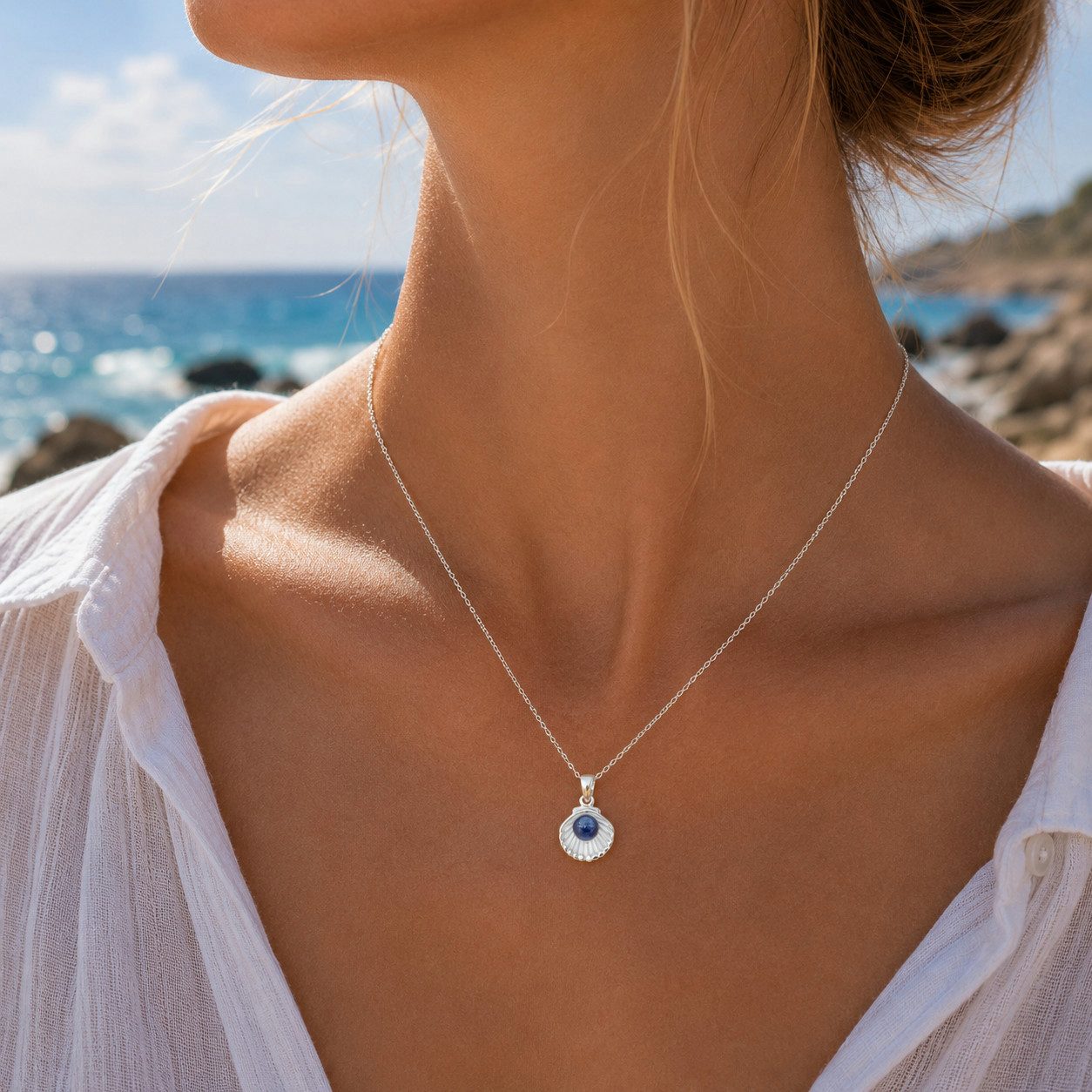 Kette mit Anhänger K3065 Schätzchen 2.0 – Muschelanhänger mit Kyanit – Silber – 40+5 cm