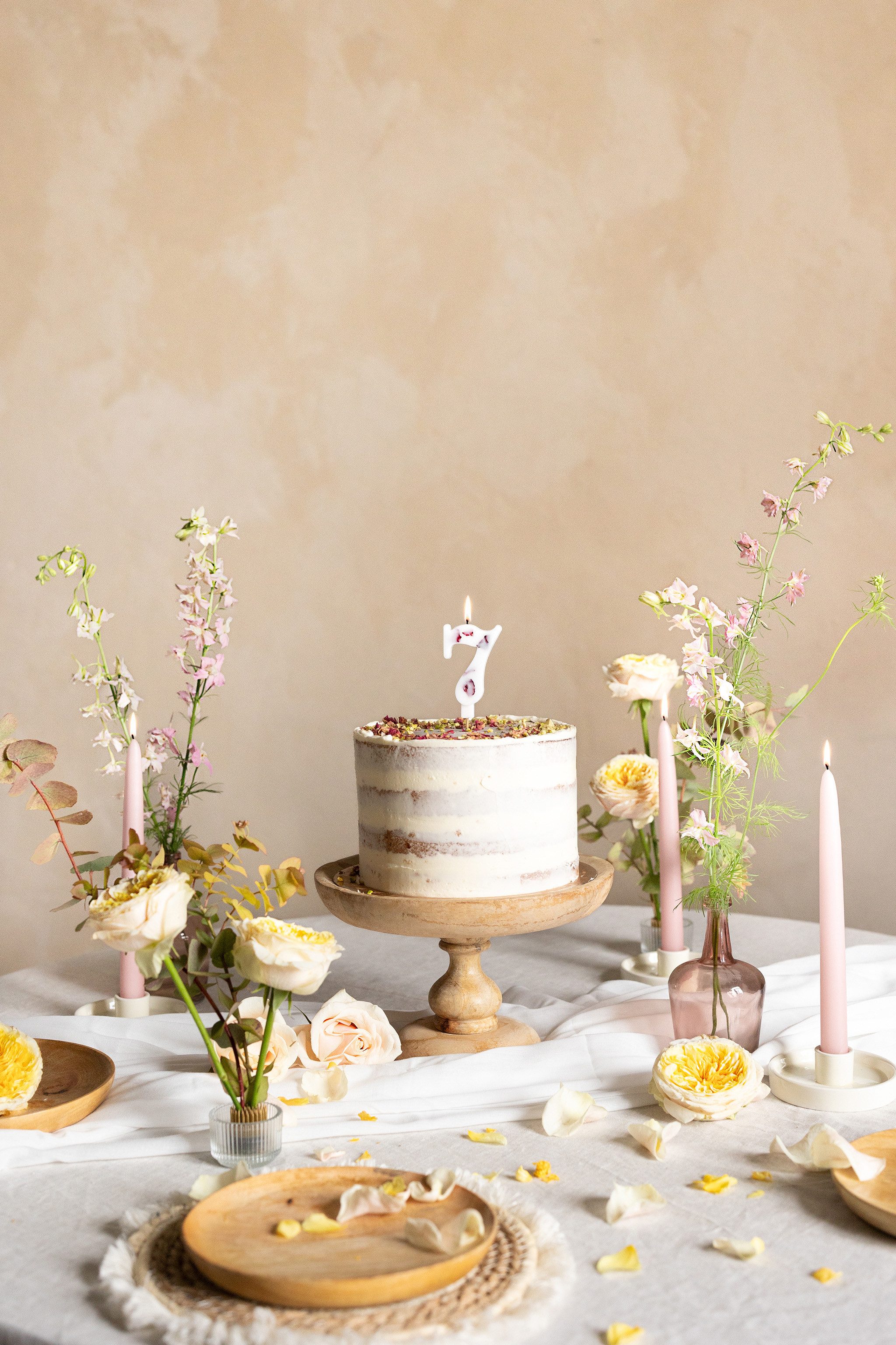 partydeco Geburtstagskerze, Geburtstagskerze Zahl 7 mit Rosenblättern 8cm Weiß / Rot