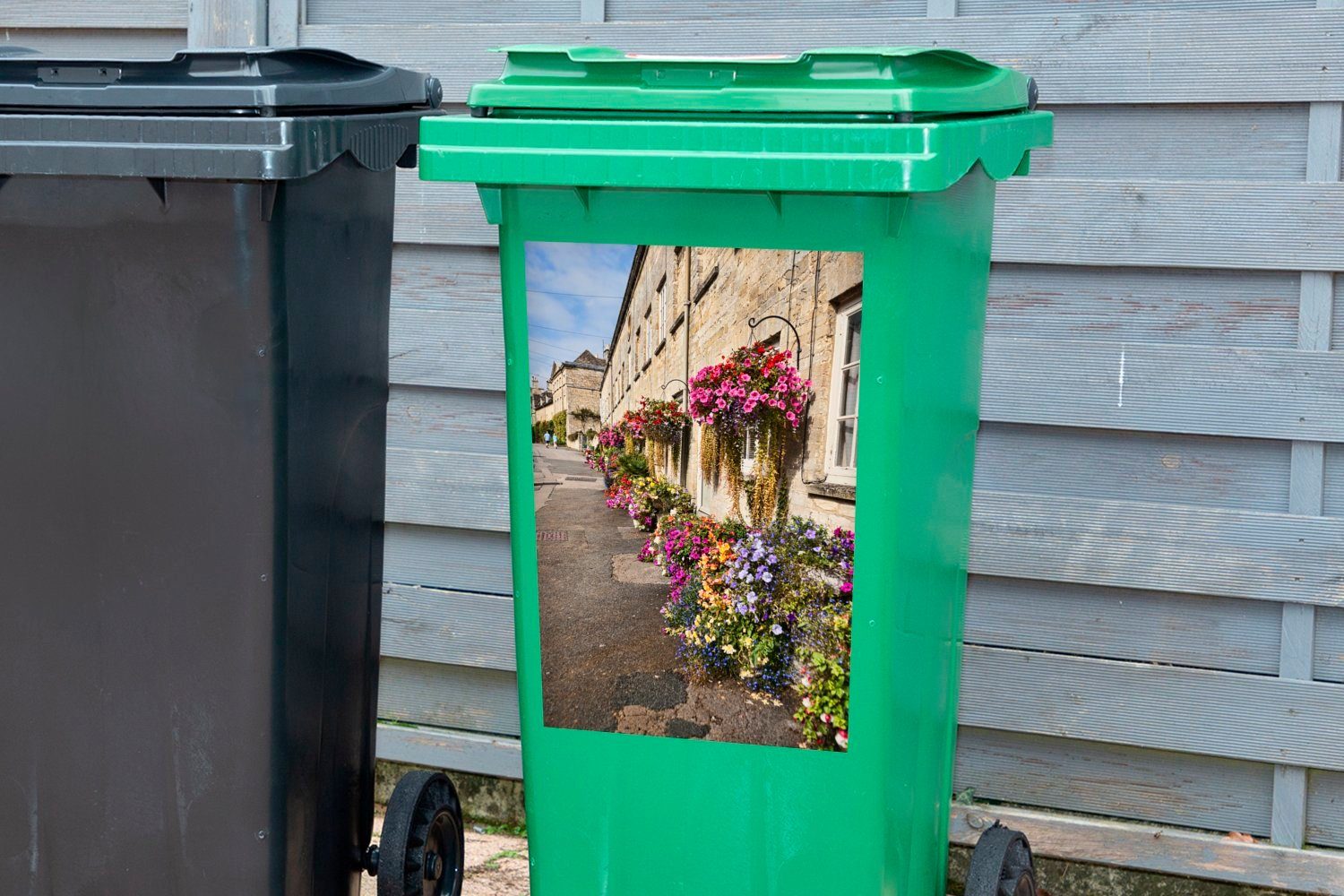 den Container, Sticker, in verschönern MuchoWow Wandsticker (1 Blumen St), Mülltonne, Abfalbehälter Mülleimer-aufkleber, Kalksteinmauern Cotswolds