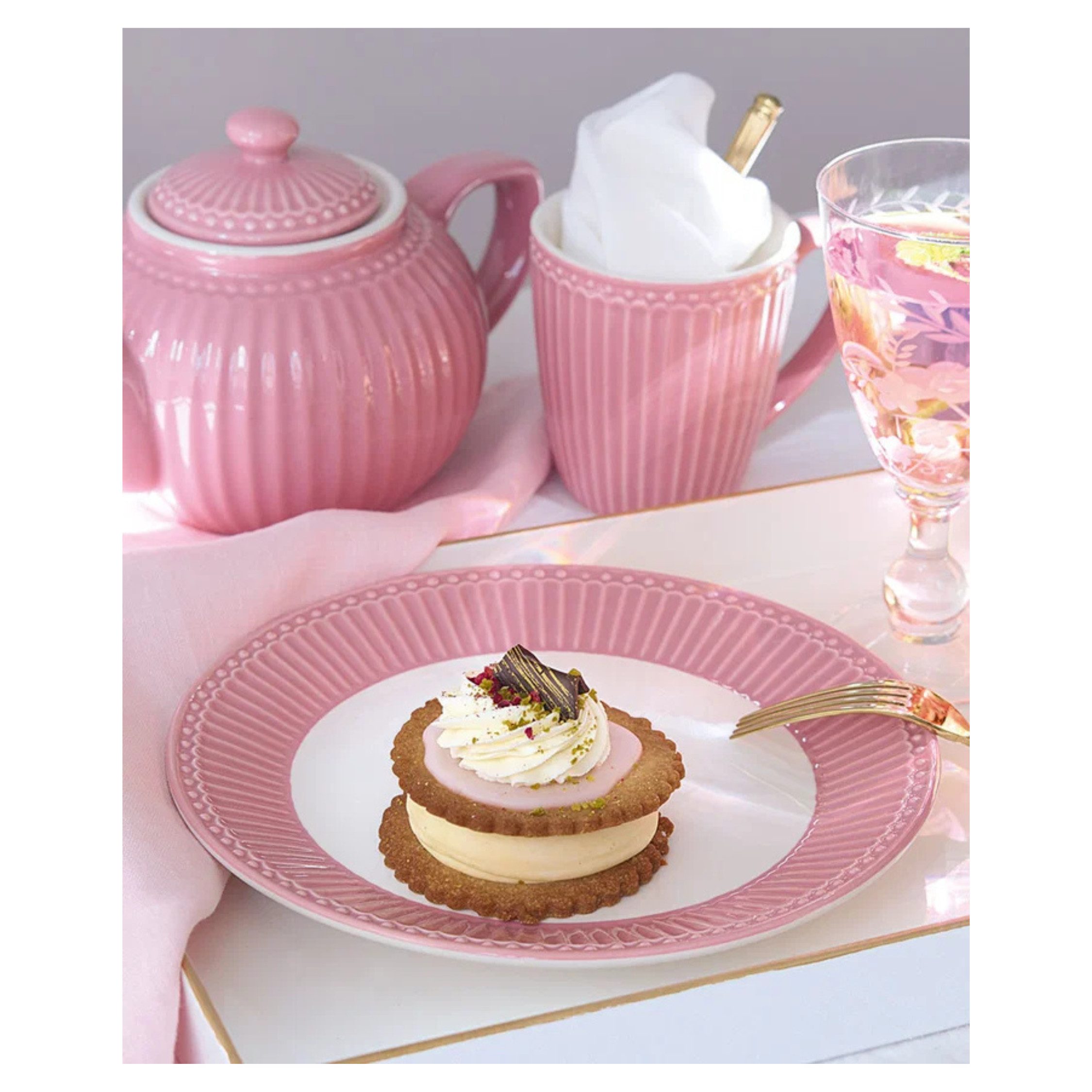 Greengate Tasse GreenGate Henkeltasse Alice Staubrosa
