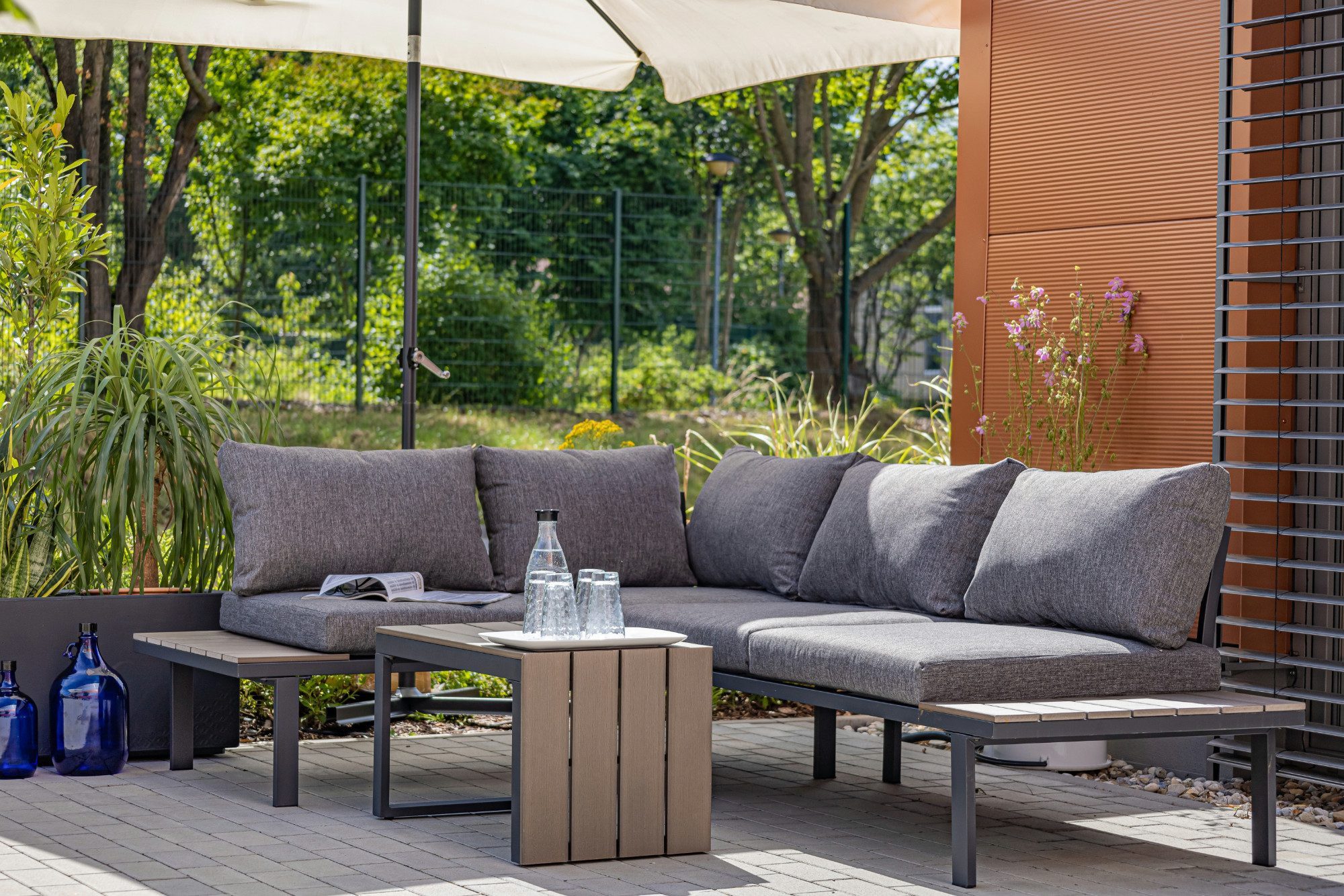 ONDIS24 Gartenlounge-Set Ecksitzgarnitur Gartenmöbel-Set Eckbank, (3-tlg), inkl. Auflagen, Tisch mit Polywoodplatte, Holzoptik