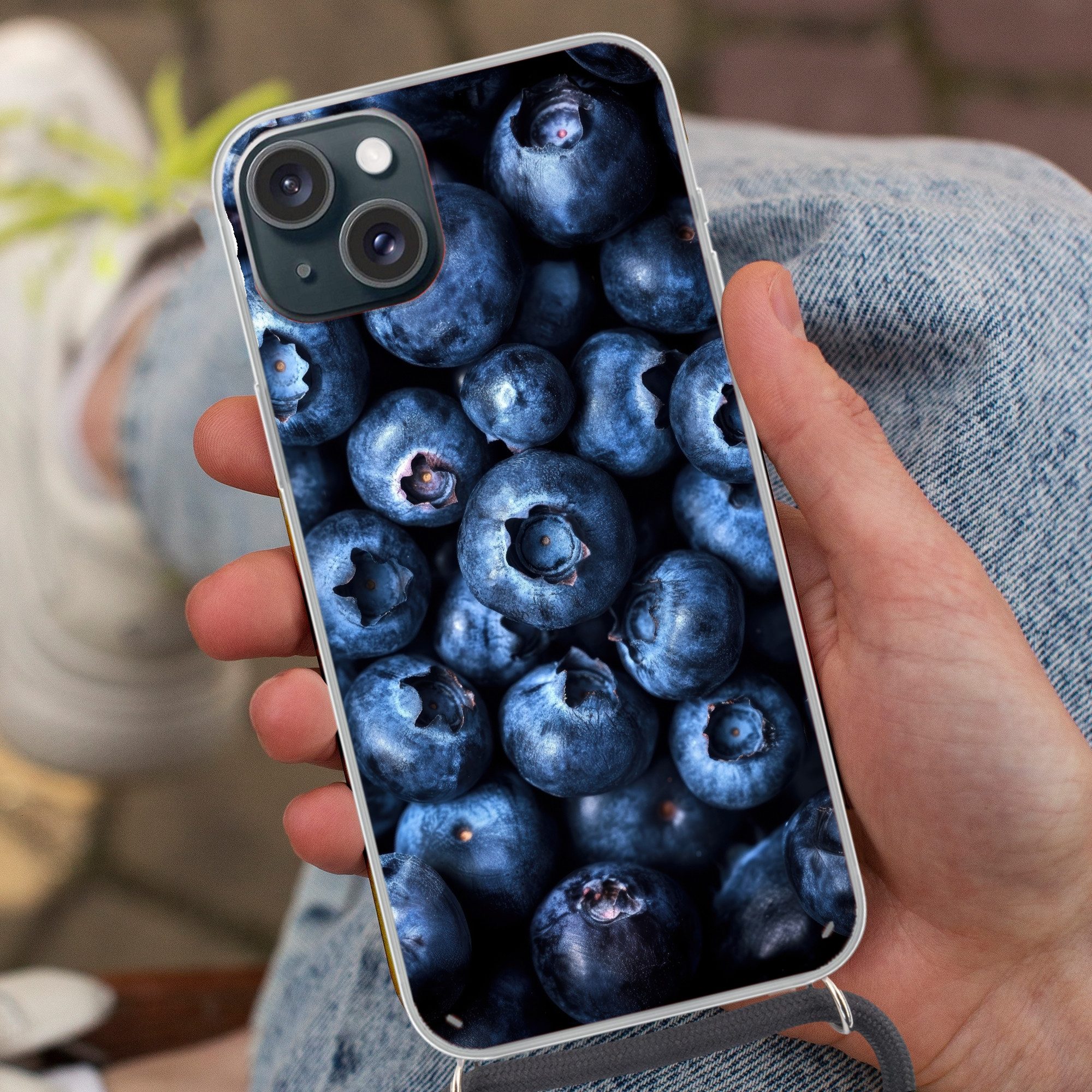MuchoWow Handyhülle für Apple iPhone 15 Beeren - Blau - Obst, Tragbare Handyhüllen mit Kette zum umhängen, Handykette Handyband