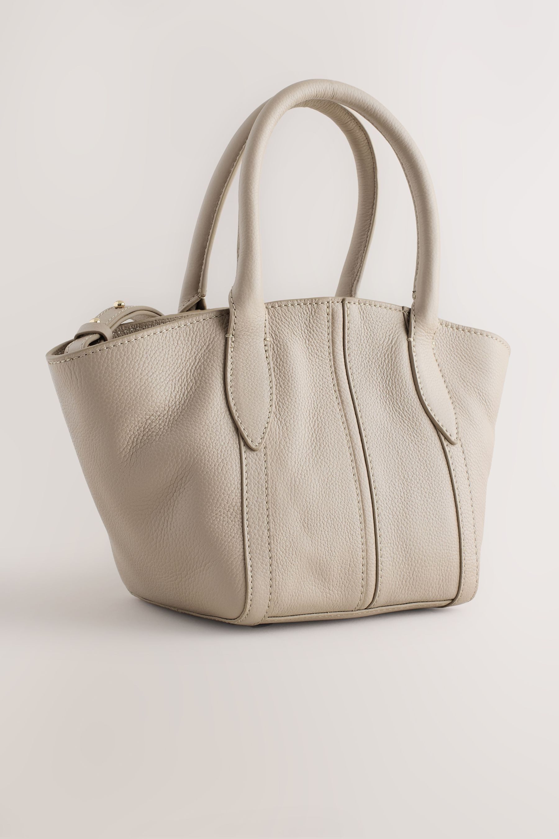 Next Umhängetasche Umhängetasche aus Veloursleder mit Blumen-Anhänger (1-tlg)