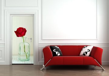 Wallario Türtapete Rote Rose in Glasvase, glatt, ohne Struktur
