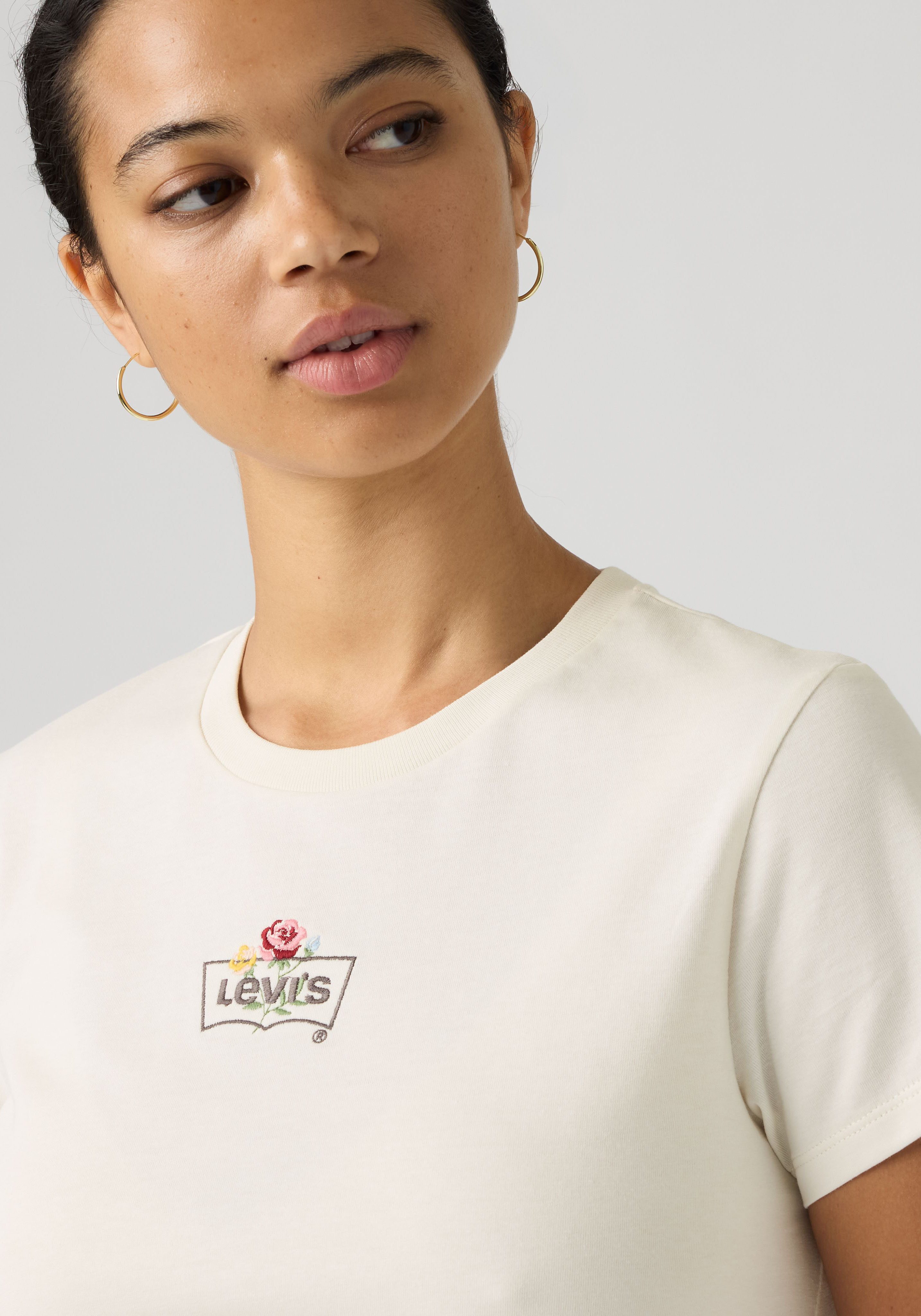 Levi's® T-Shirt THE PERFECT TEE mit Batwing-Logoprint – Bild 4 von 5