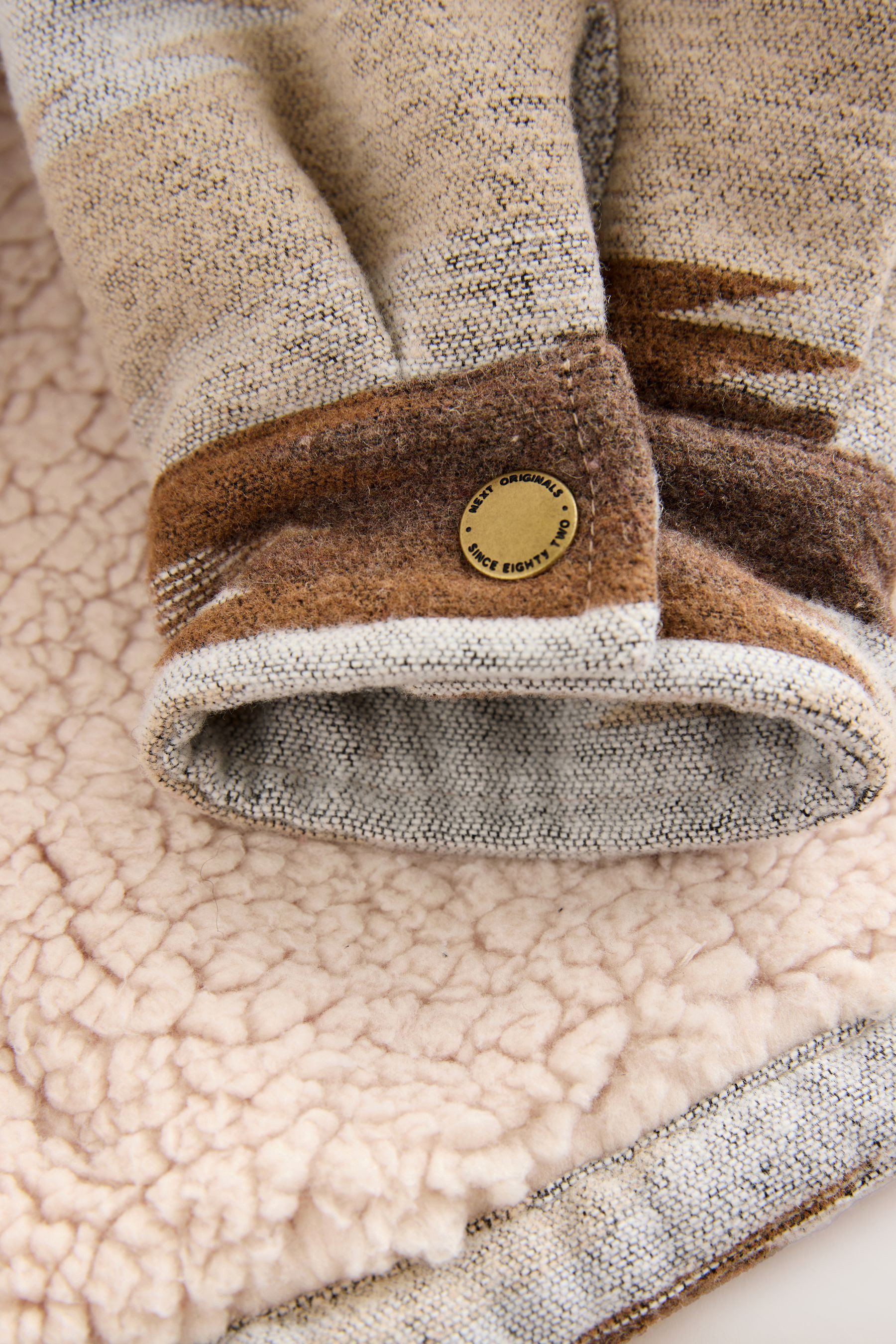 Next Hemdjacke Gemusterte Hemdjacke mit Teddyfellfutter (1-St)