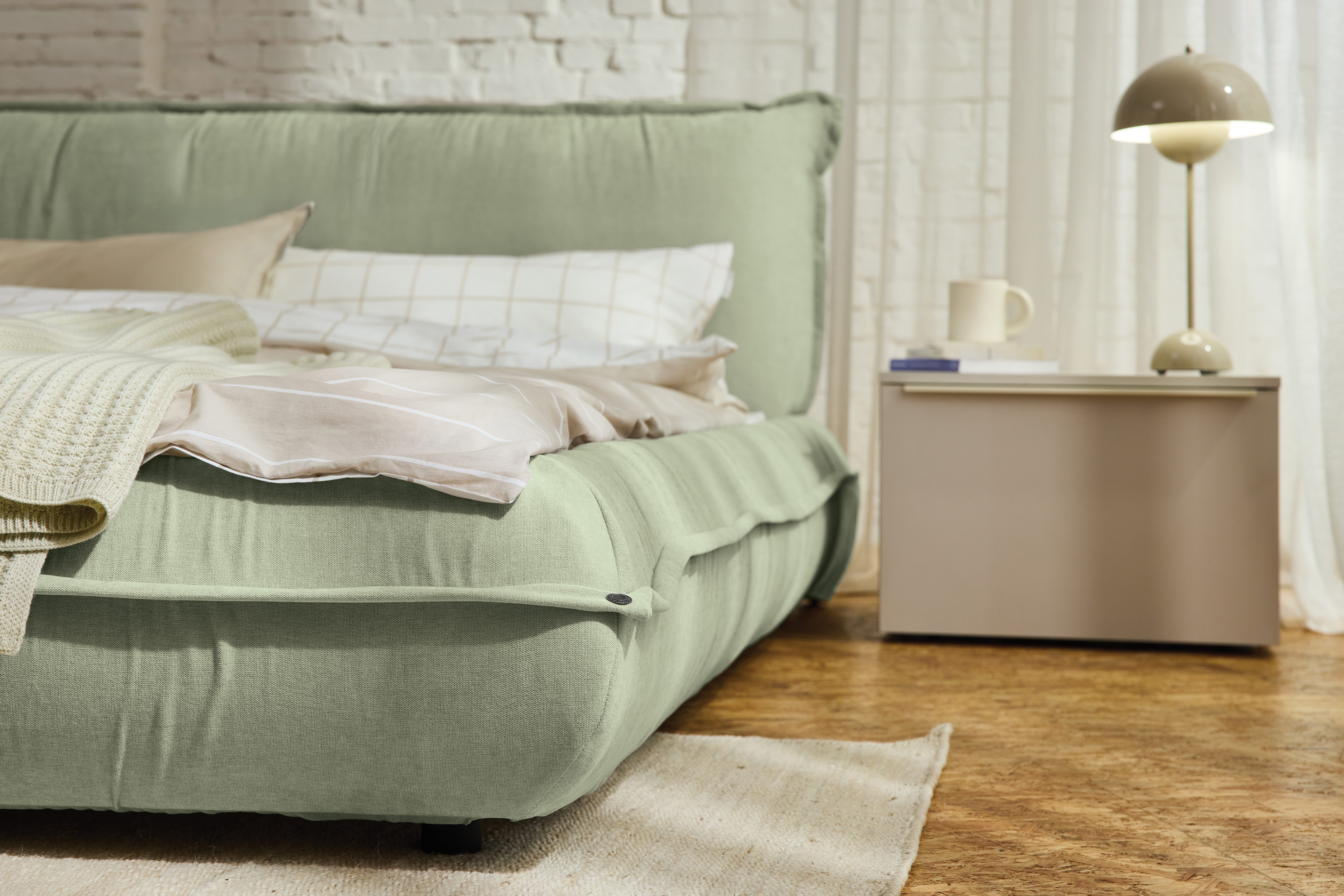TOM TAILOR HOME Polsterbett PILLOW BED – lässiges Bett mit Kopfteil und Bettrahmen in Kissenform, besonders niedrige Optik – Bettrahmen mit abnehmbarem Bezug