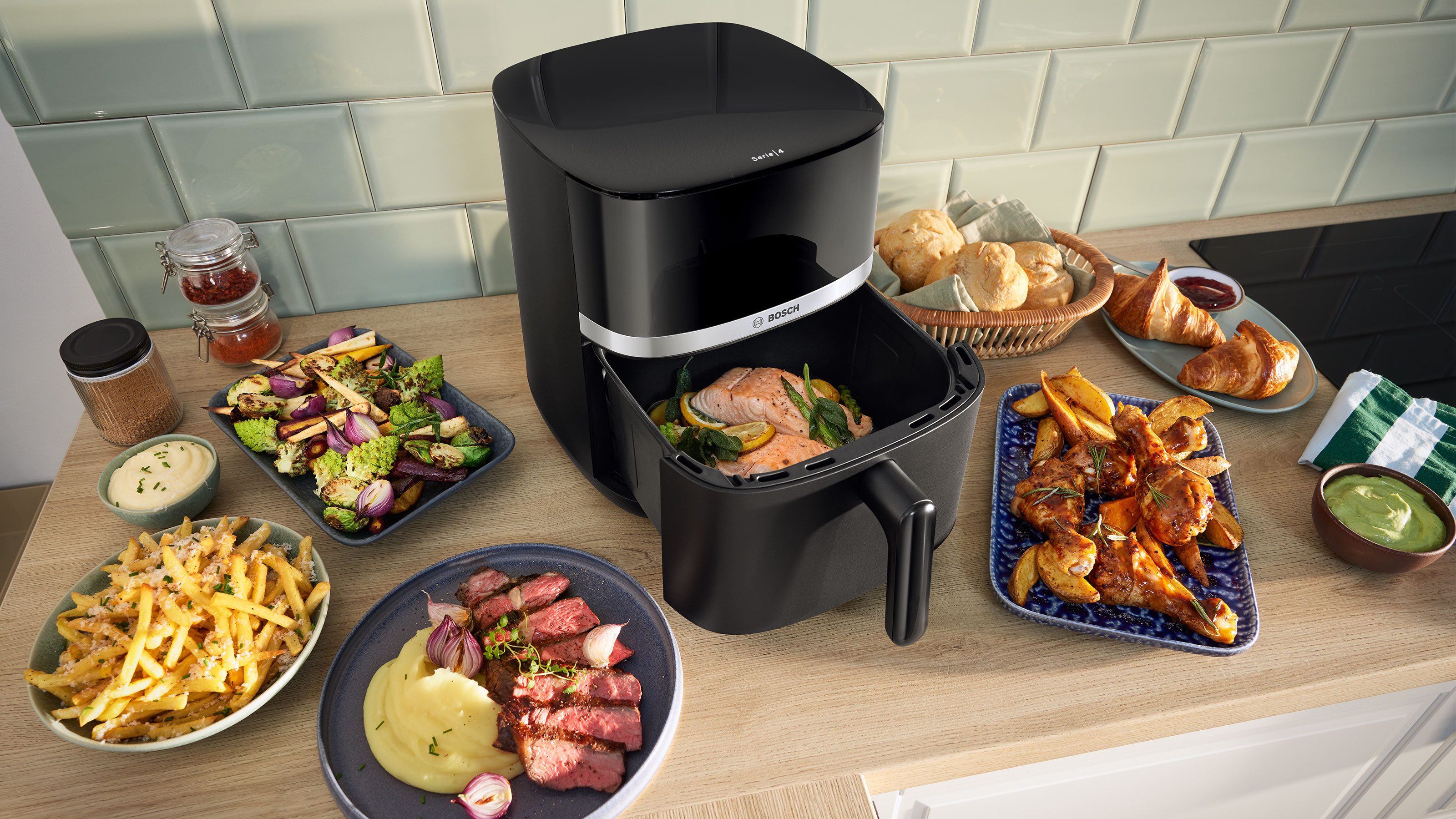 BOSCH Heißluftfritteuse Air Fryer Serie 4, MAF462B0, 6,1l, 2 Heizelemente, 7 Programme, schwarz, 2050 W, Auftaufunktion, Korb/Gitter spülm.geeignet – Bild 4 von 5