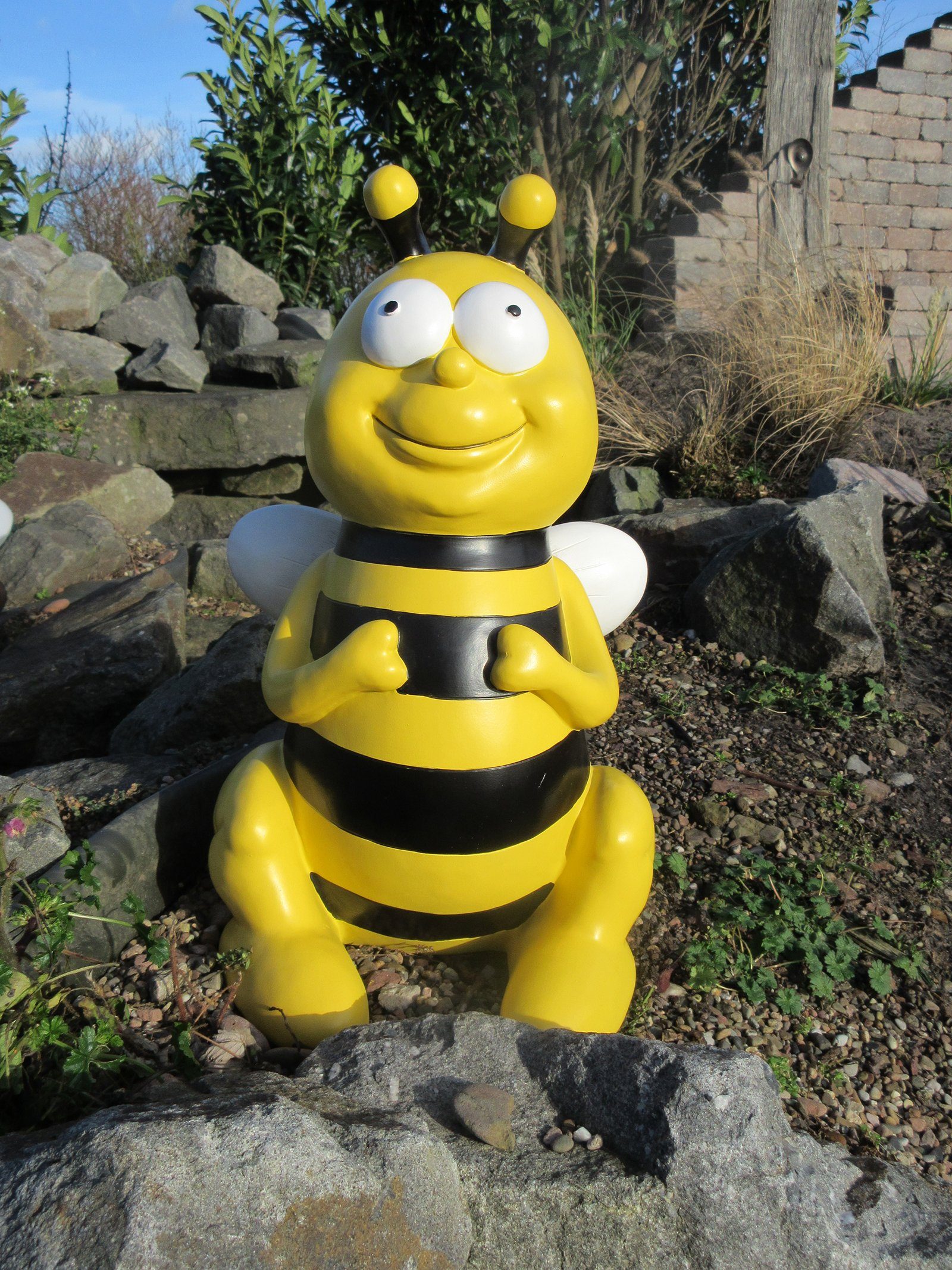 Fachhandel Plus Gartenfigur Gartenfigur Biene sitzend lustige Deko, (1 St), handbemalt