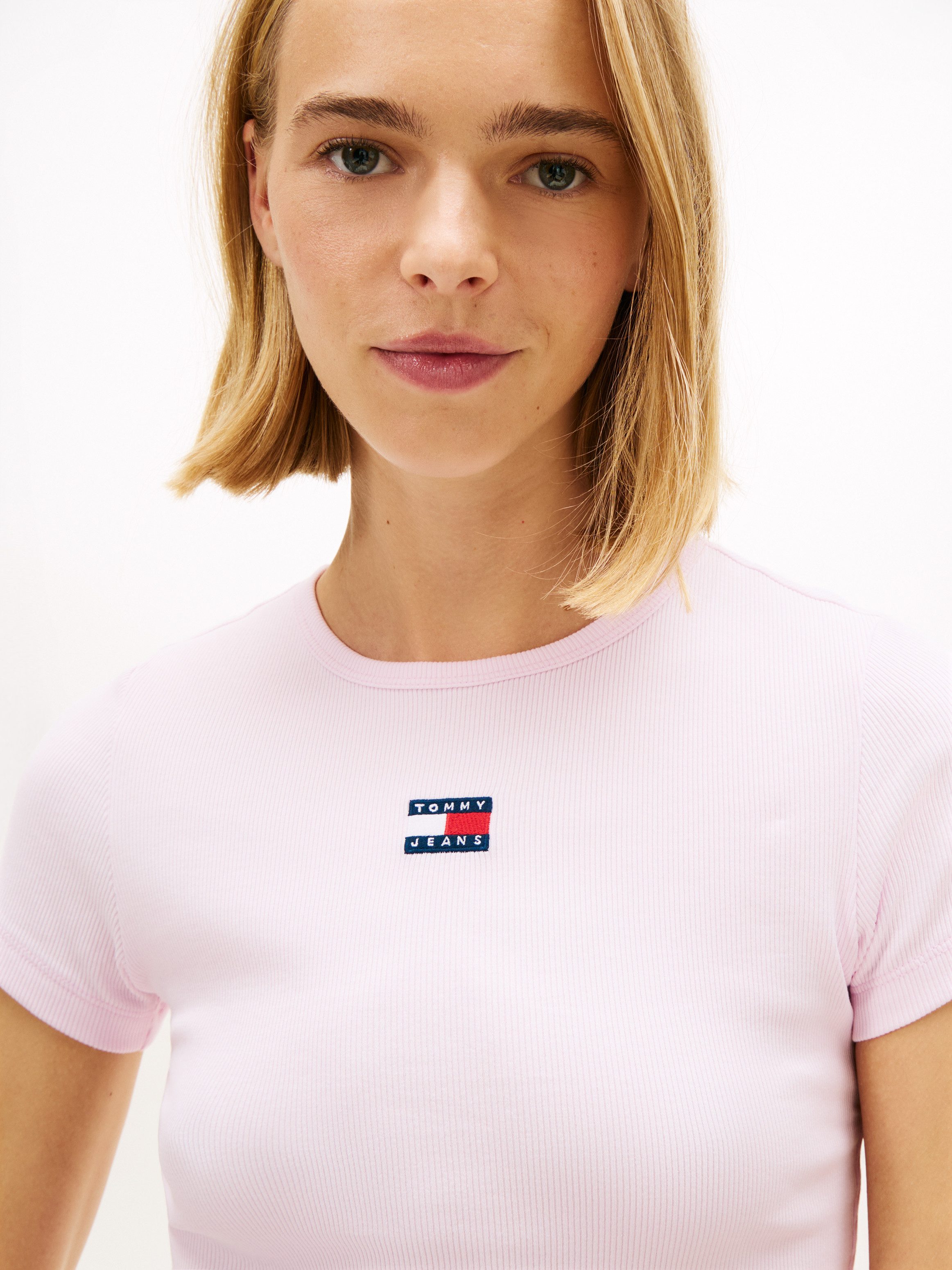 Tommy Jeans Kurzarmshirt TJW SLIM BADGE RIB TEE mit gerippter Struktur günstig online kaufen