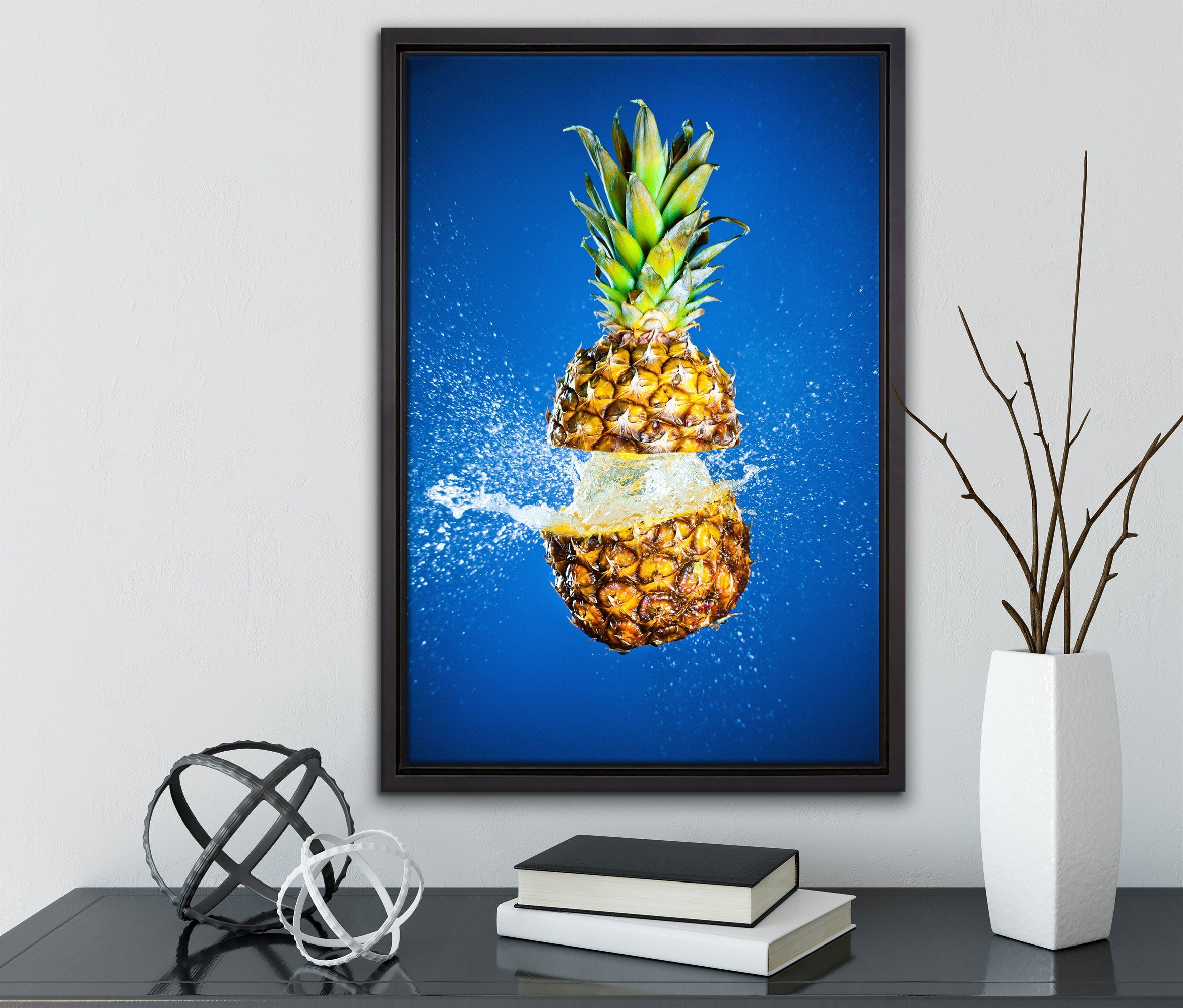Ananas (1 inkl. fertig bespritzt, Wanddekoration Wasser Zackenaufhänger einem Pixxprint bespannt, St), gefasst, mit Leinwandbild in Schattenfugen-Bilderrahmen Leinwandbild