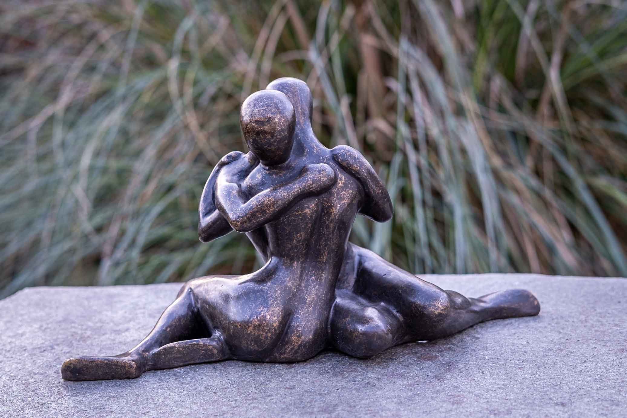 IDYL Gartenfigur IDYL Bronze-Skulptur Liebendes verschlungen, Bronze – sehr robust – Langlebig – witterungsbeständig gegen Frost, Regen und UV-Strahlung. Die Modelle werden in Wachsausschmelzverfahren in Bronze gegossen und von Hand patiniert.