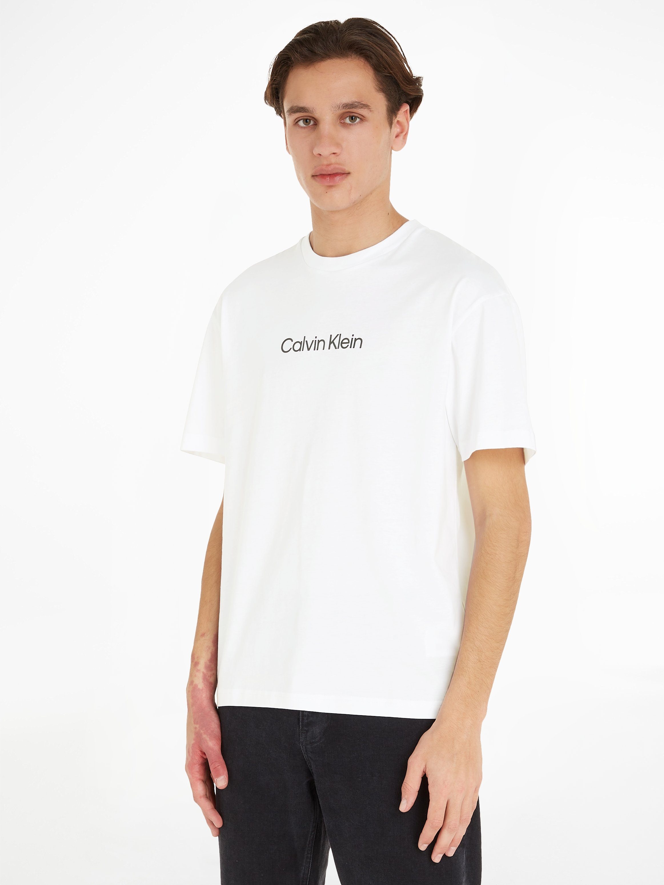 aufgedrucktem Markenlabel T-SHIRT Calvin LOGO White Klein COMFORT mit T-Shirt Bright HERO