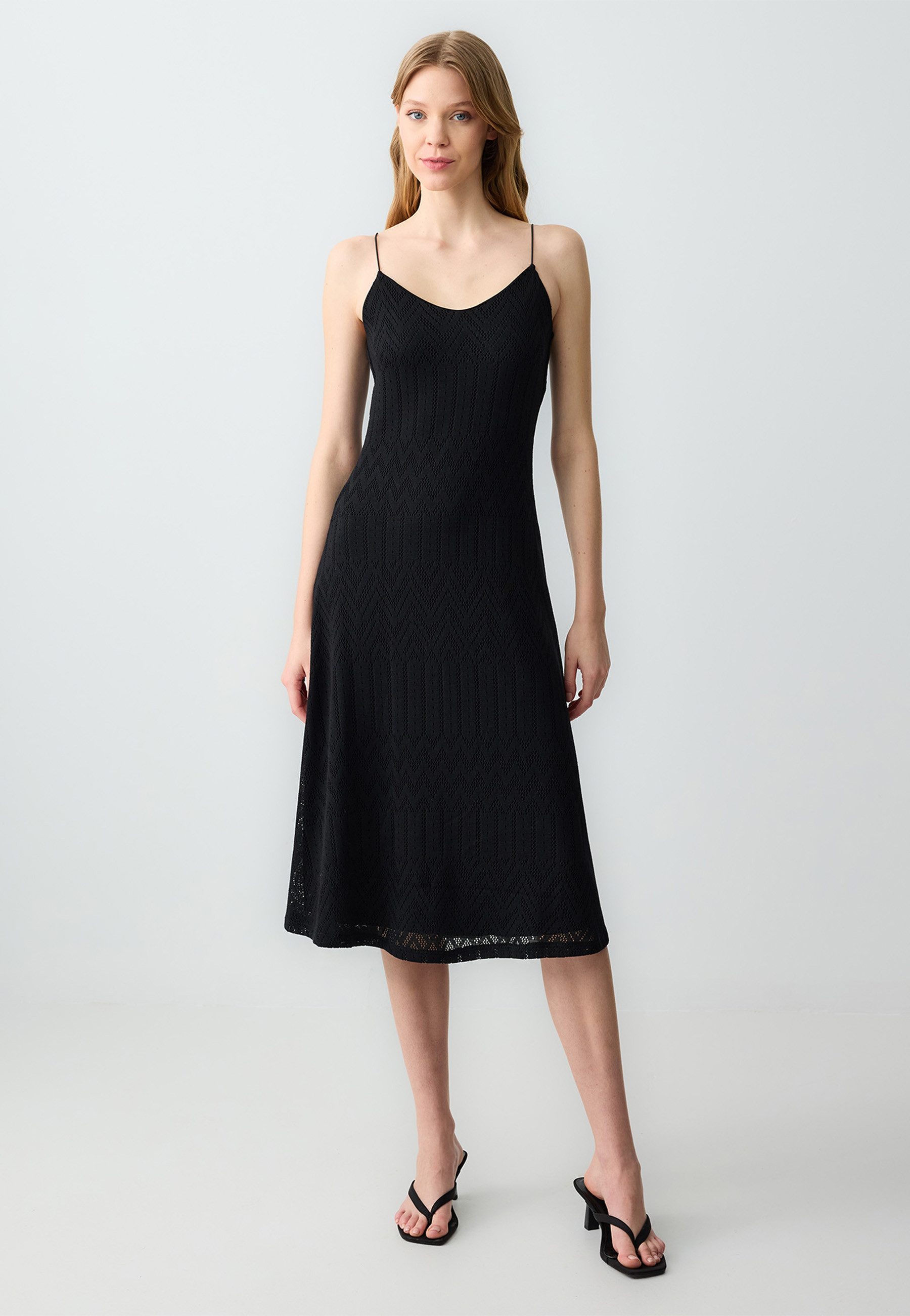 V-Ausschnitt-Pullover Schwarzes Strickkleid Mit Schmaler Passform Und V-Ausschnitt