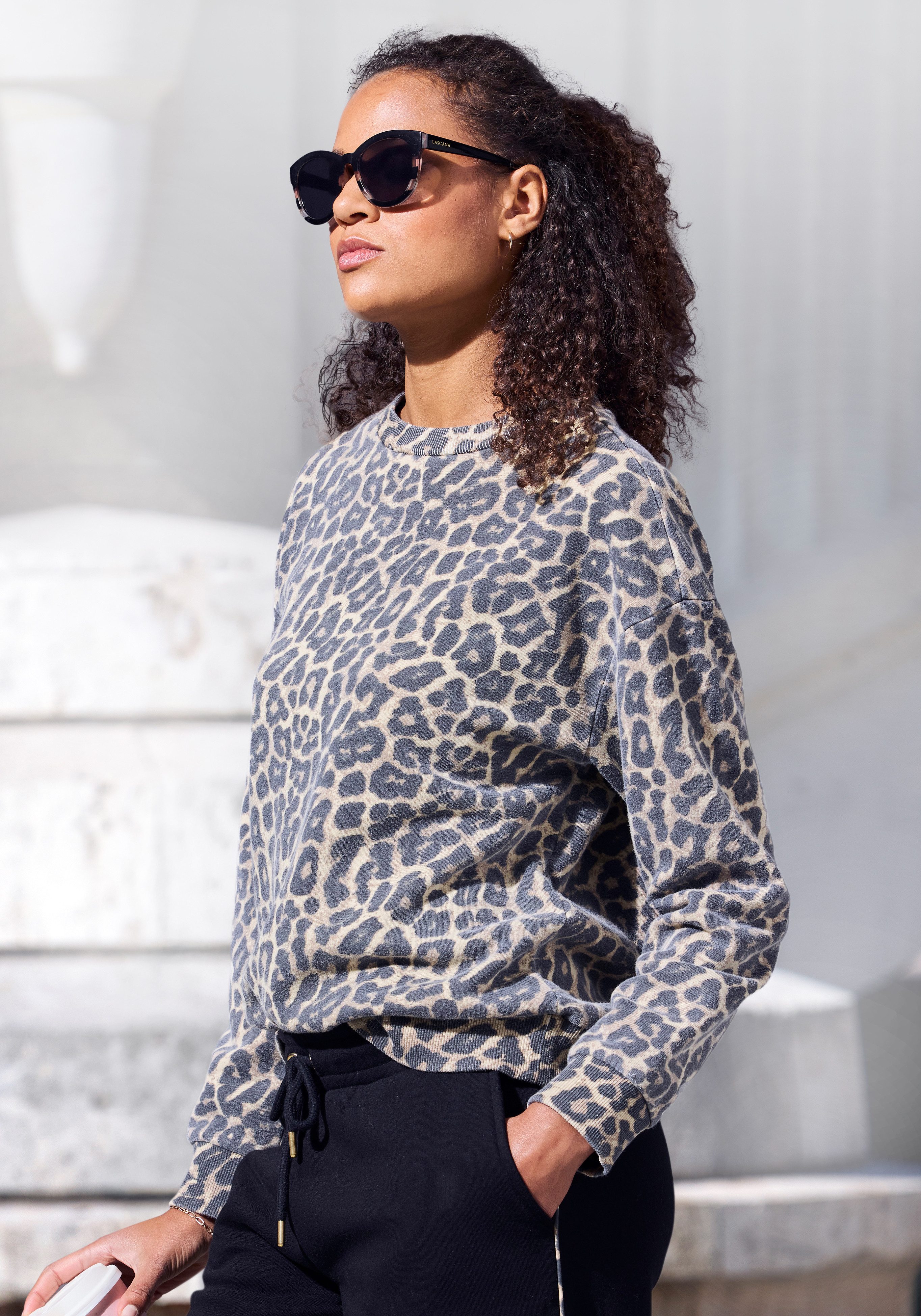 Buffalo Sweatshirt in Allover-Leoprint, Home- und Loungewear