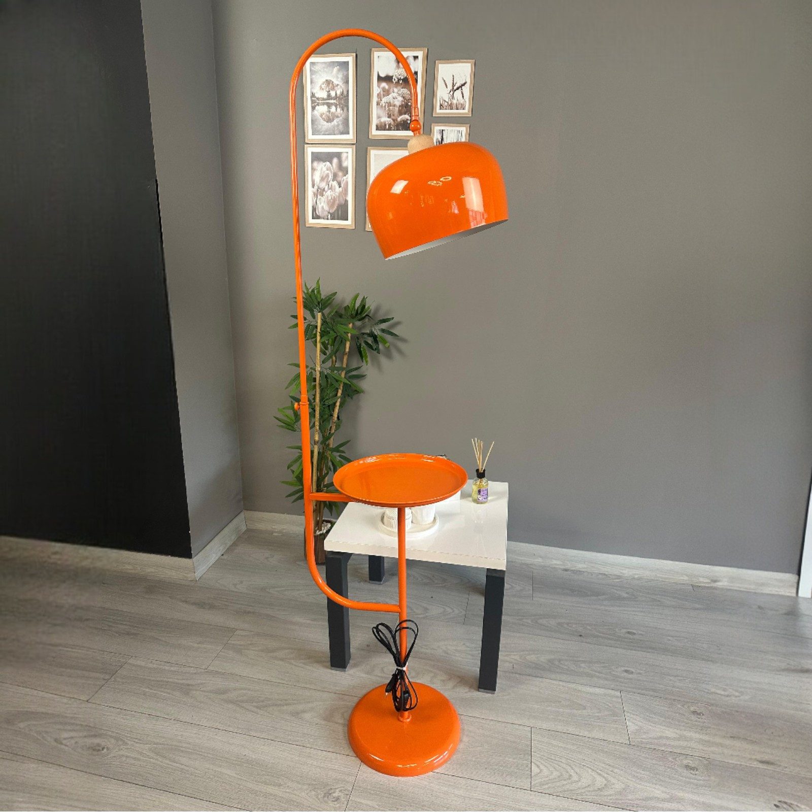 Bamyum Stehlampe Gorkiede Stehlampe aus Metall mit E27, verstellbarer Lampenschirm, ohne Leuchtmittel, E27, verstellbarer Lampenschirm, Stehluchte mit Ablage