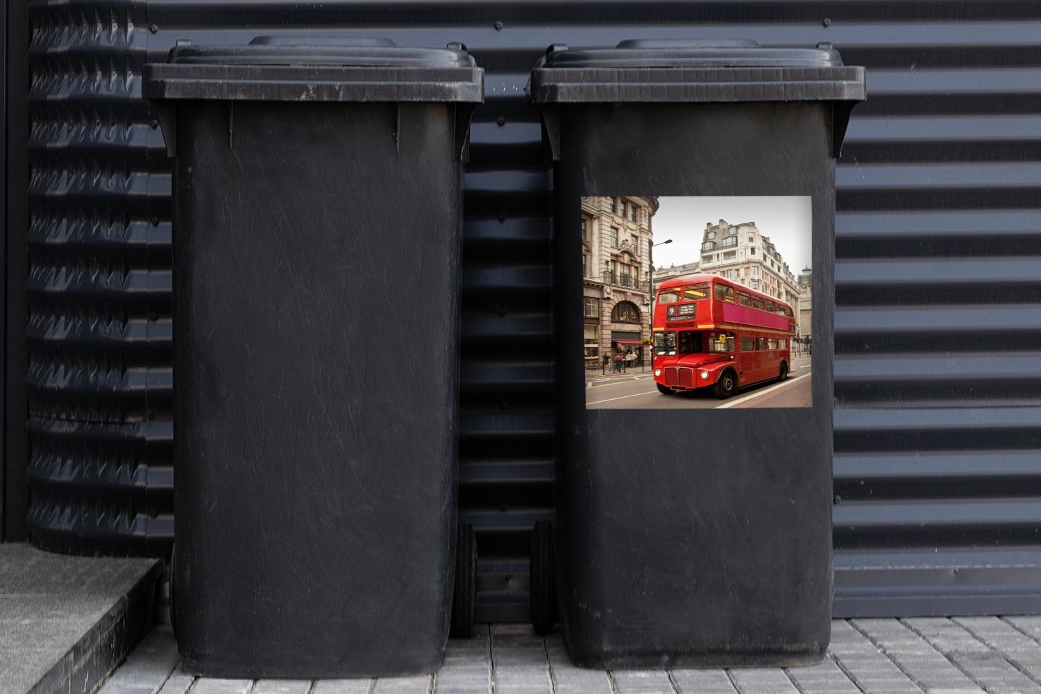 Sticker, St), Mülleimer-aufkleber, Container, der MuchoWow auf Bus (1 Mülltonne, Straße Wandsticker Abfalbehälter