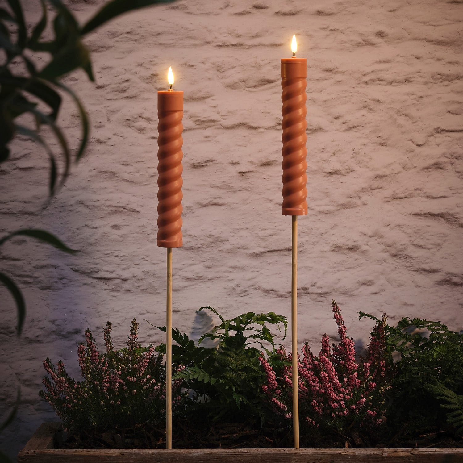 Lights4fun LED Gartenleuchte 2er Set TruGlow® Solar Stabkerzen terracottafarben