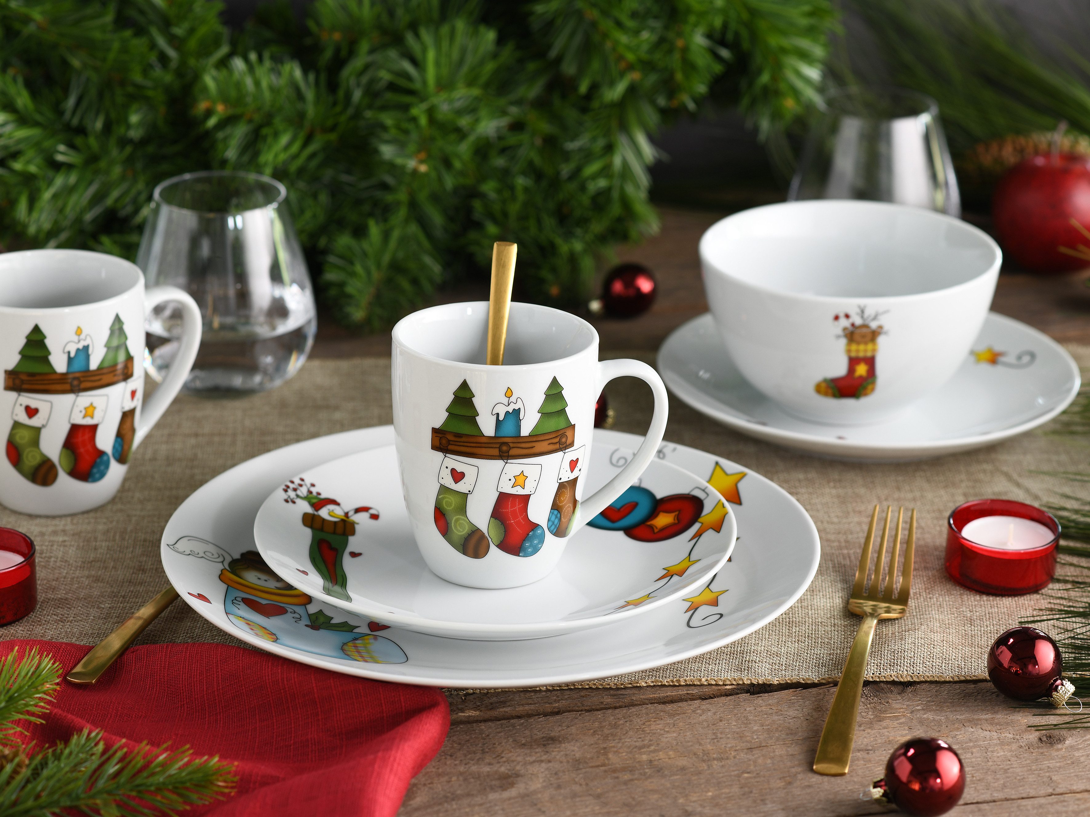 CreaTable Kombiservice Luna Socken, Kombi-Service 16-tlg (16-tlg), 4 Personen, Porzellan, Winterlicher Dekor mit lustigen Sockenmotiven