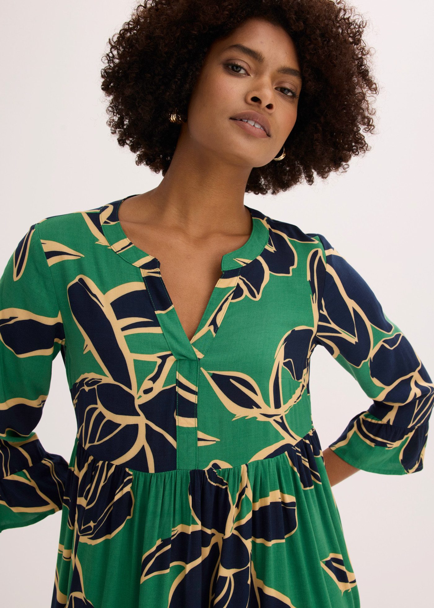 bonprix Tunikakleid figurumspielende Passform, mit trendigem Muster, Sommerkleid