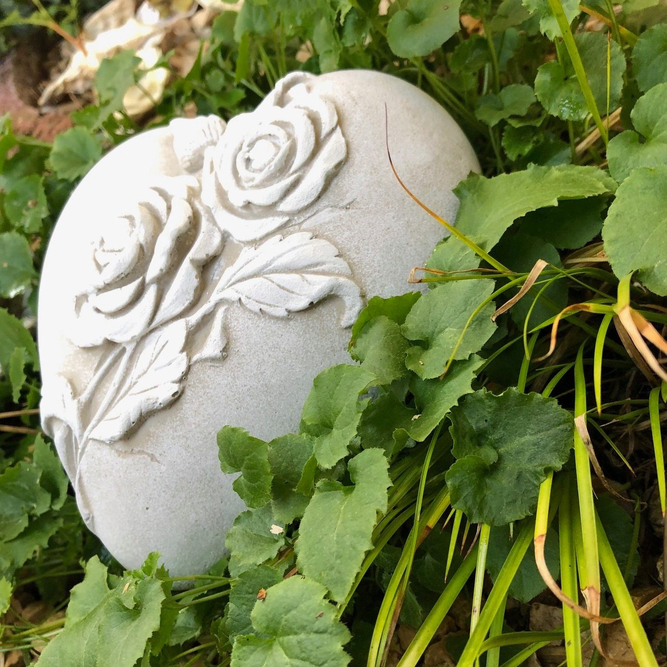 Handarbeit Gedenkstein Gartenfigur Radami Rosen Grabherz Grabdeko Trauerherz Grabschmuck