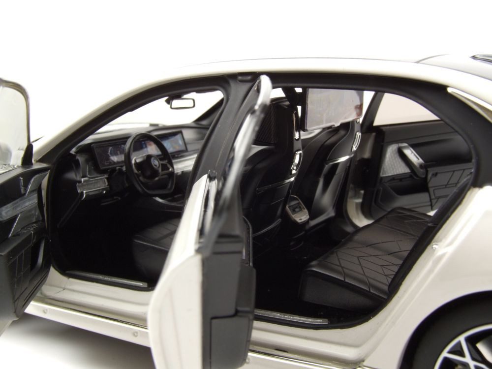 Minichamps Modellauto BMW i7 2022 weiß metallic, Maßstab 1:18