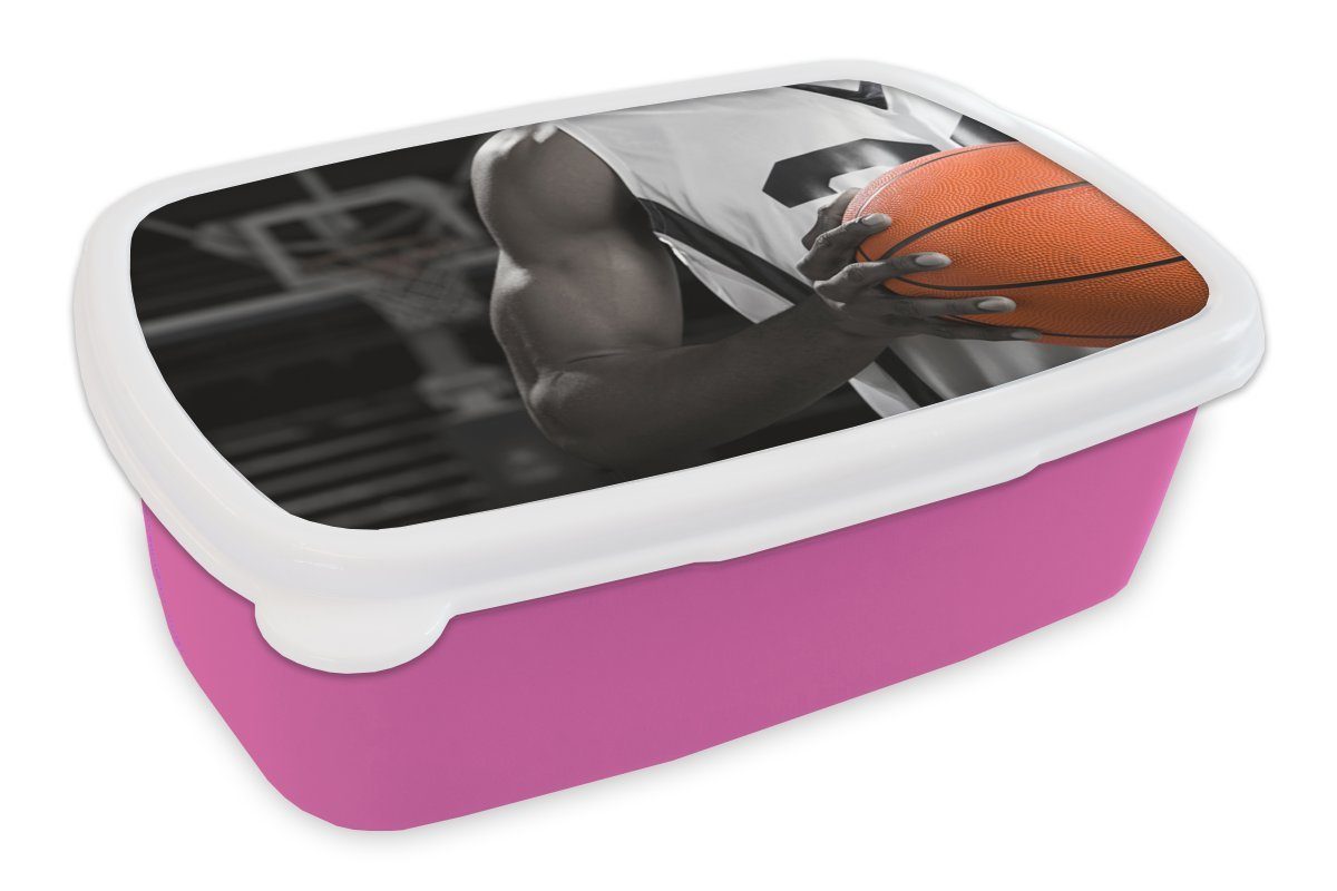 MuchoWow Lunchbox Schwarzer und weißer Basketballspieler mit einem orangefarbenen, Kunststoff, (2-tlg), Brotbox für Erwachsene, Brotdose Kinder, Snackbox, Mädchen, Kunststoff rosa