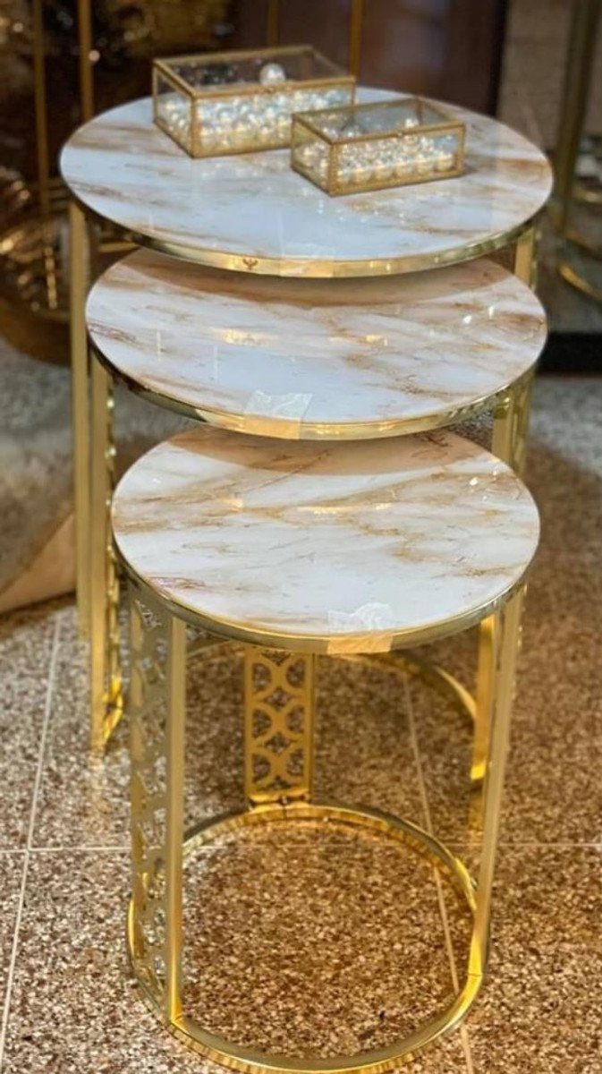 Casa Padrino Beistelltisch Luxus Beistelltisch Set Gold / Weiß-Beige - 3 runde Metall Tische mit Marmorplatte - Luxus Möbel