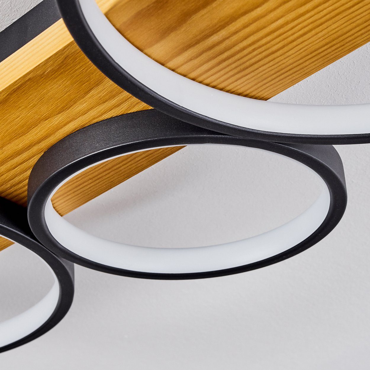 hofstein Deckenleuchte »Caces« dimmbare Deckenlampe aus Metall/Holz in Schwarz/Natur/Weiß, 3000 Kelvin, über herkömmlichen Lichtschalter dimmbar, Holzbalken, LED, 3700 Lumen